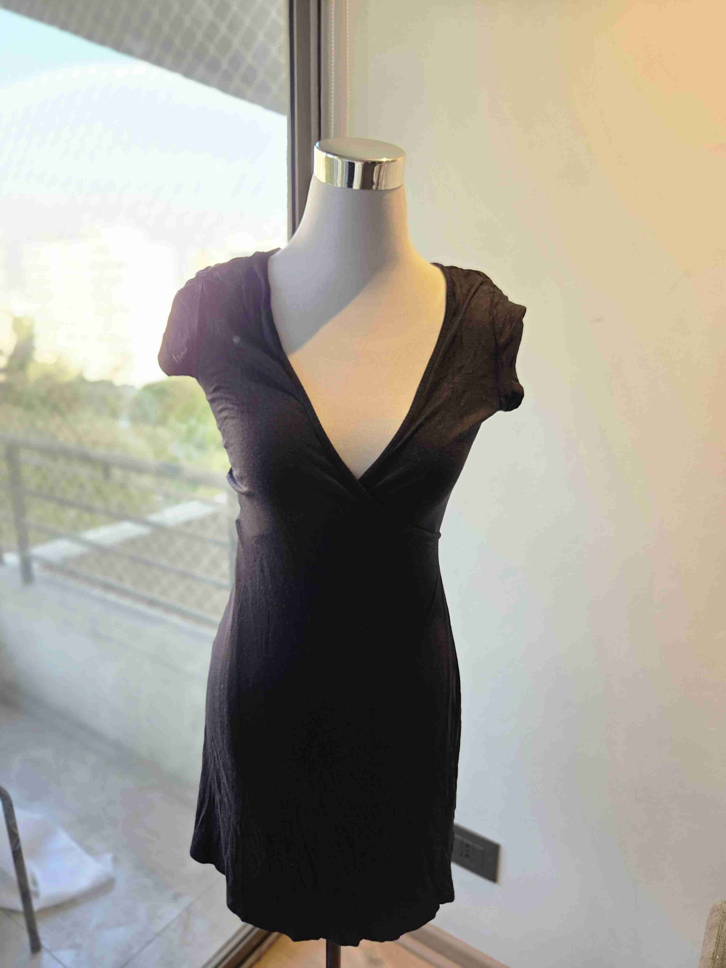 Vestido negro corte cruzado