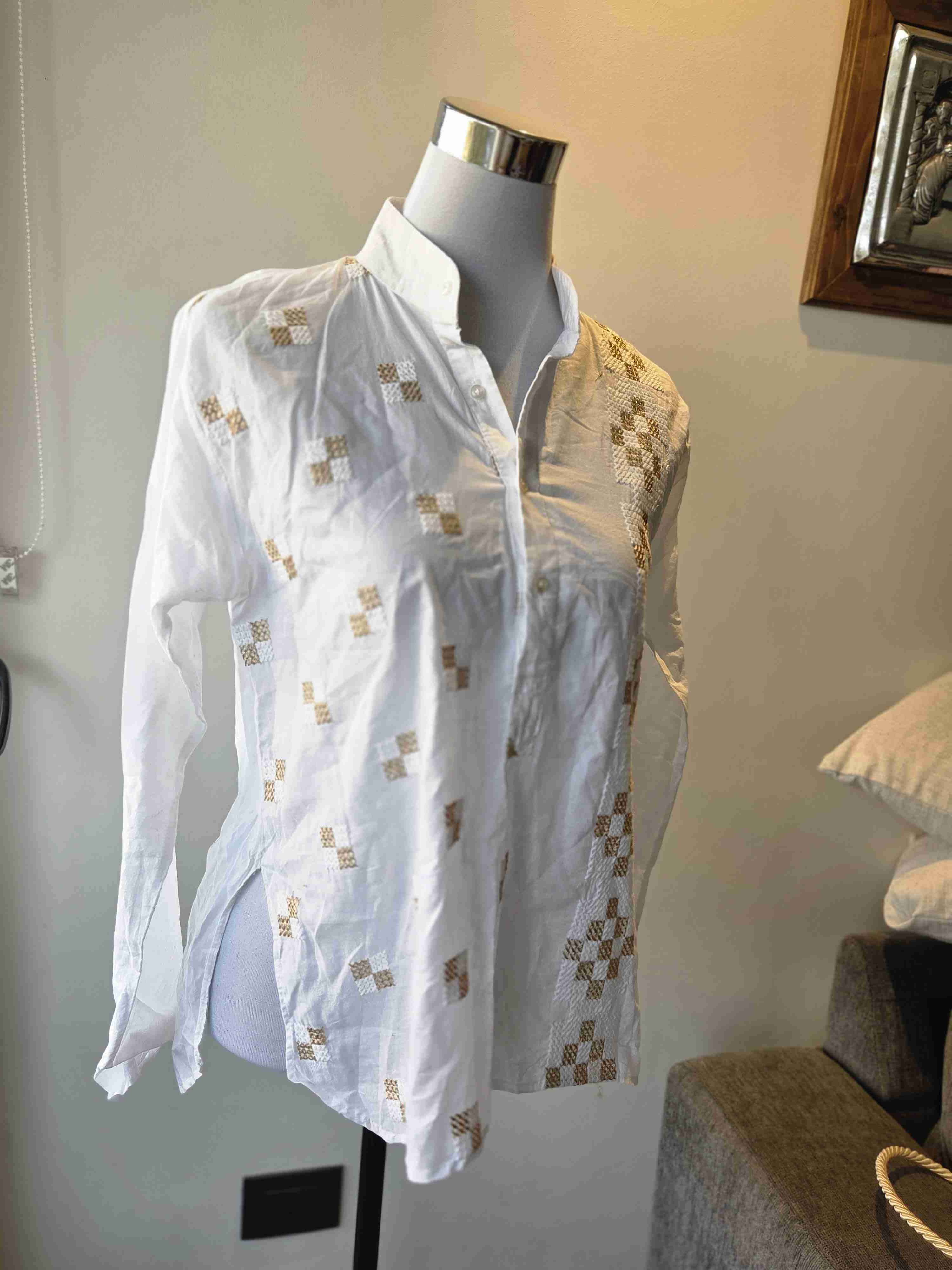 Blusa blanca con bordados