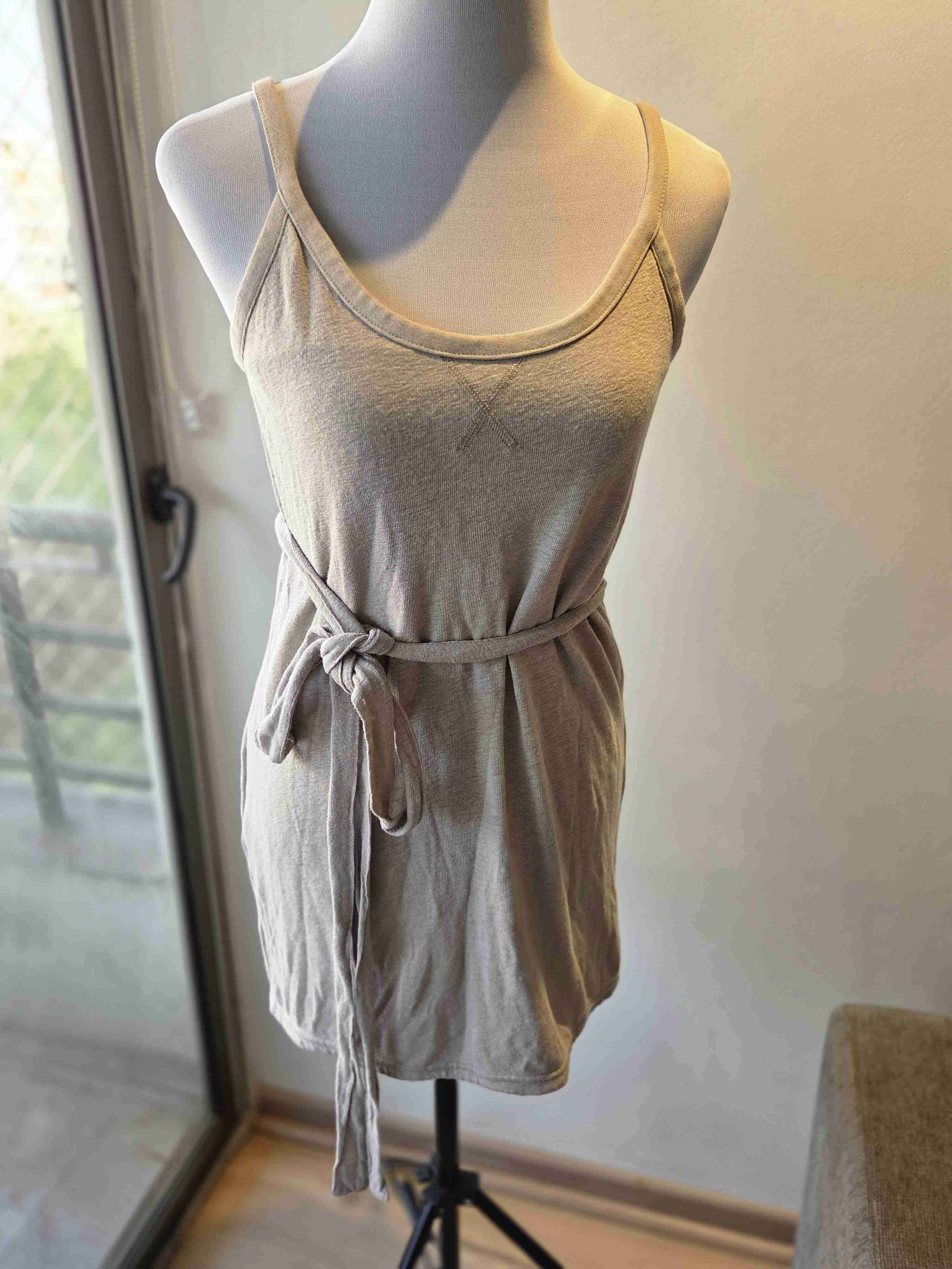 Vestido beige corto con cinturón