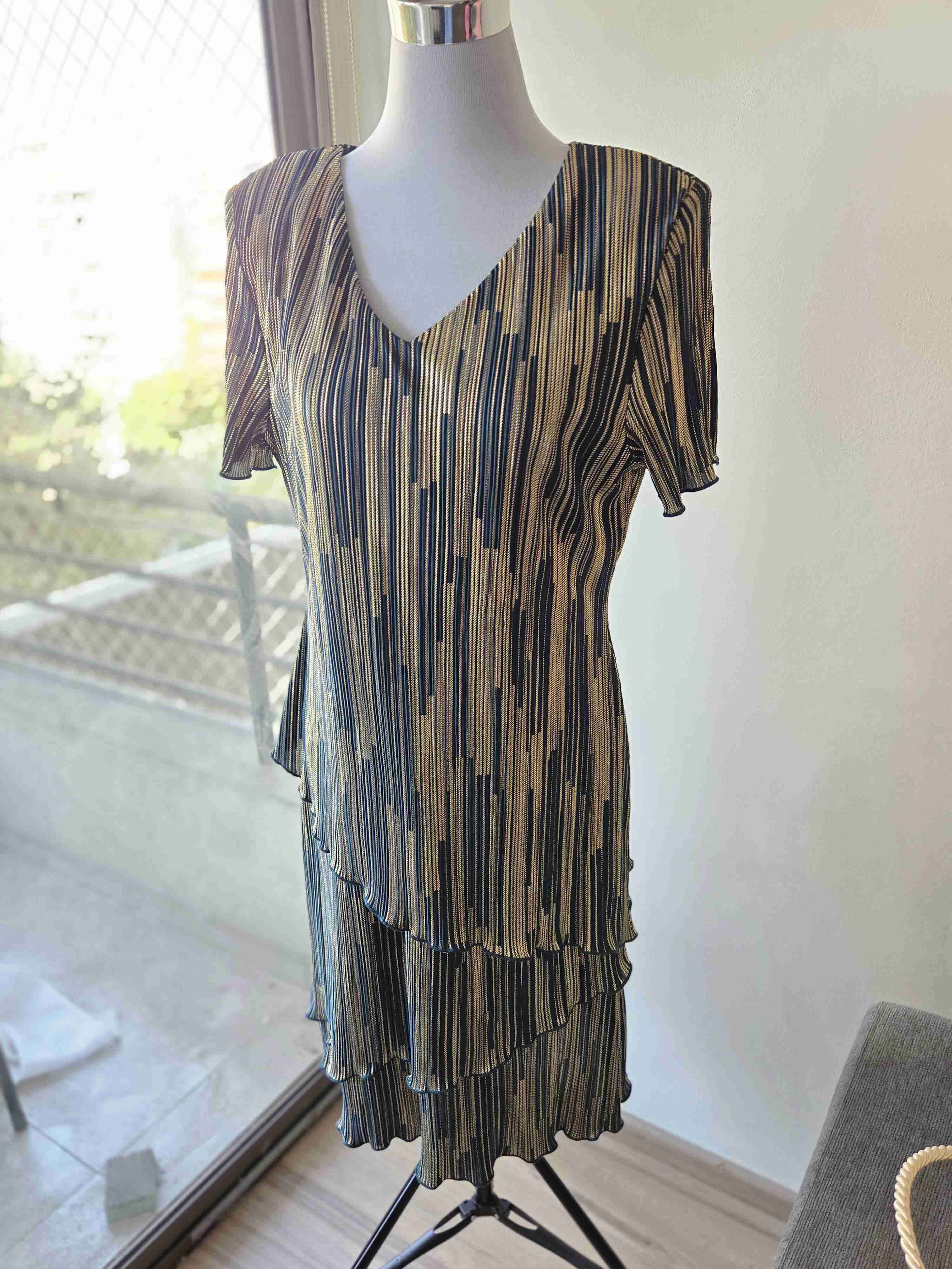 Vestido plisado de rayas