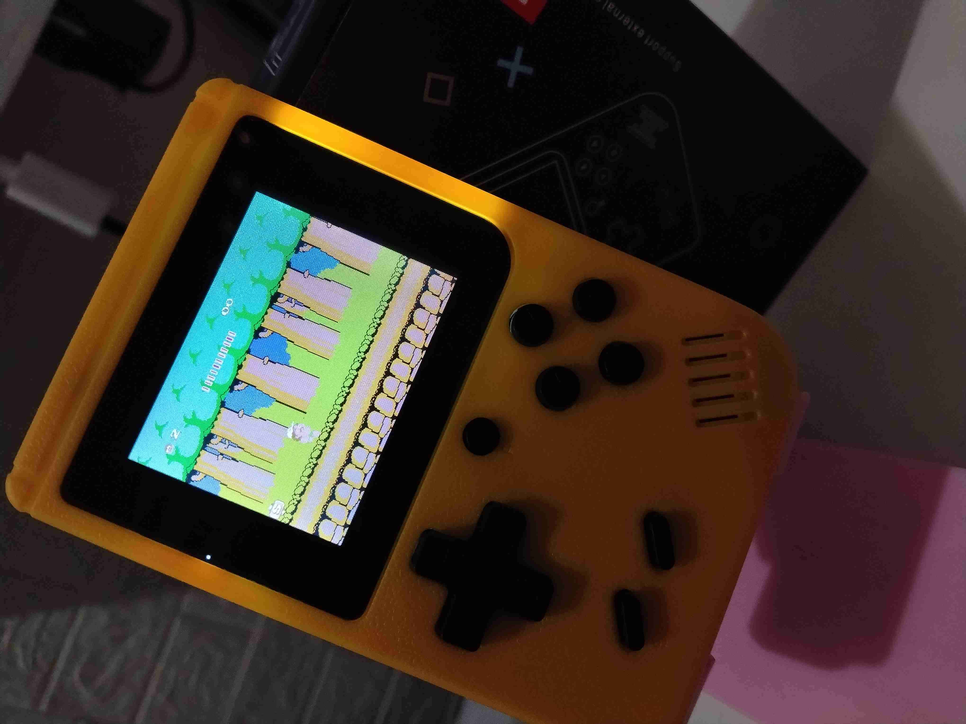 Consola portátil retro amarilla 8 bits NES