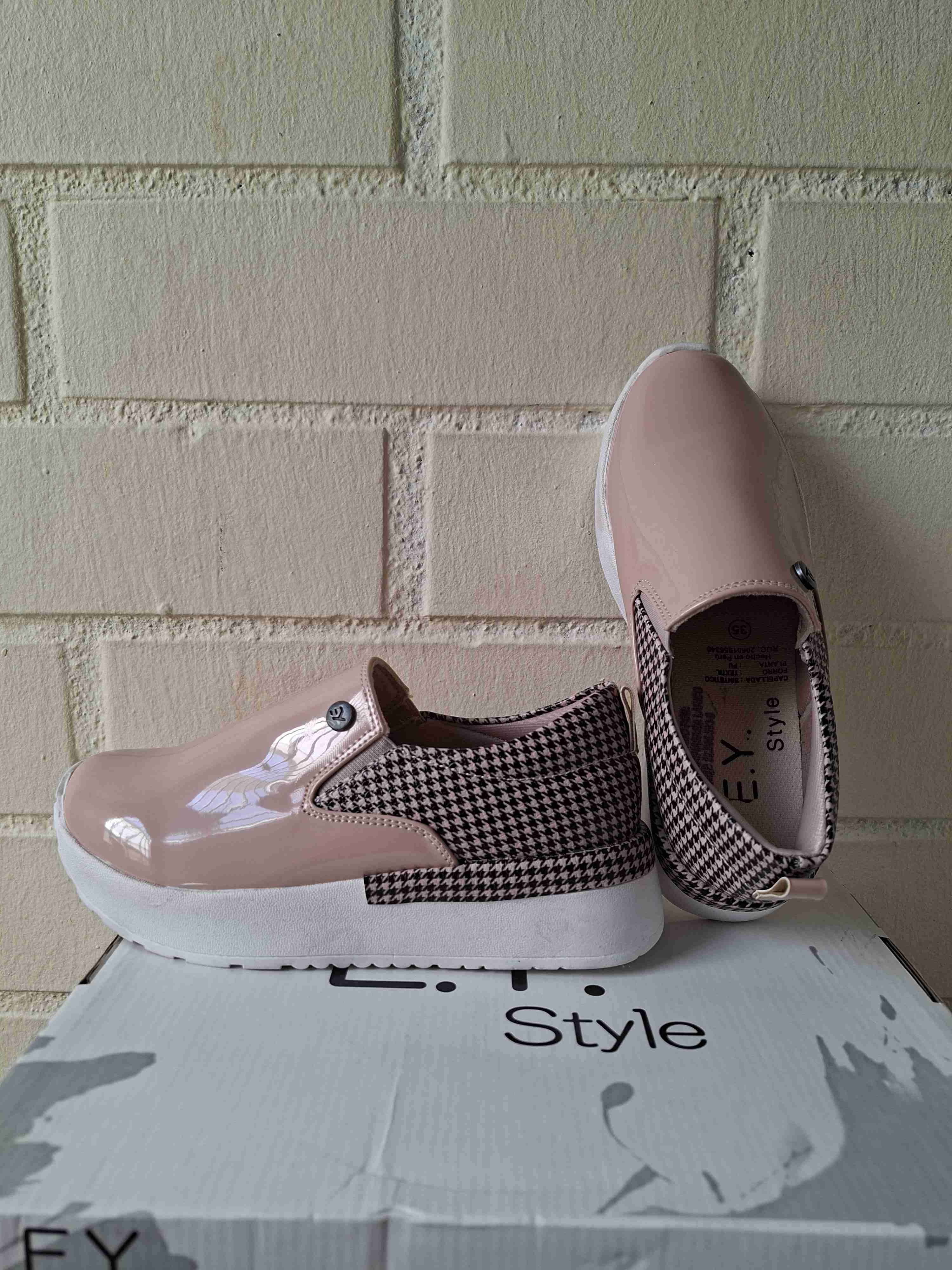 Zapatillas rosadas estilo casual