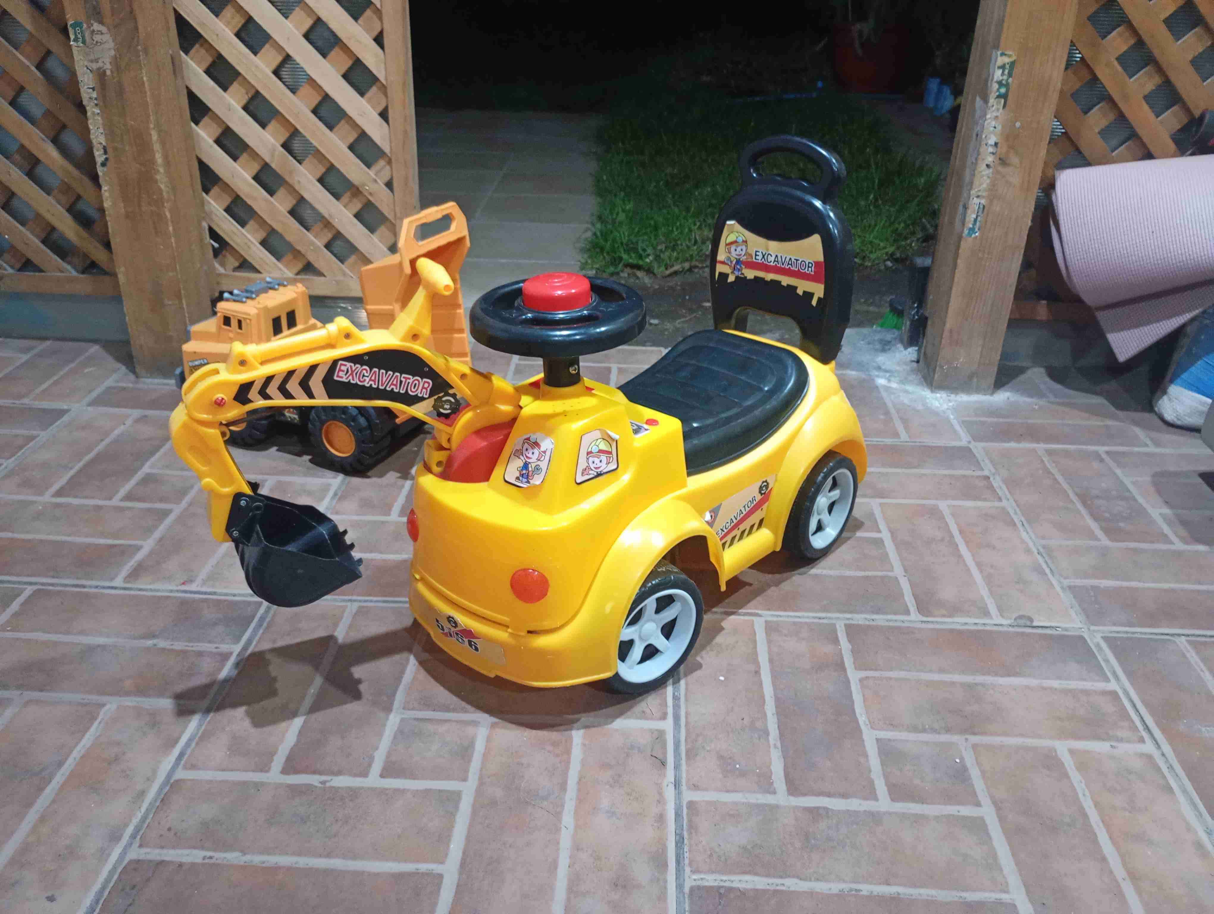 Excavadora infantil amarilla