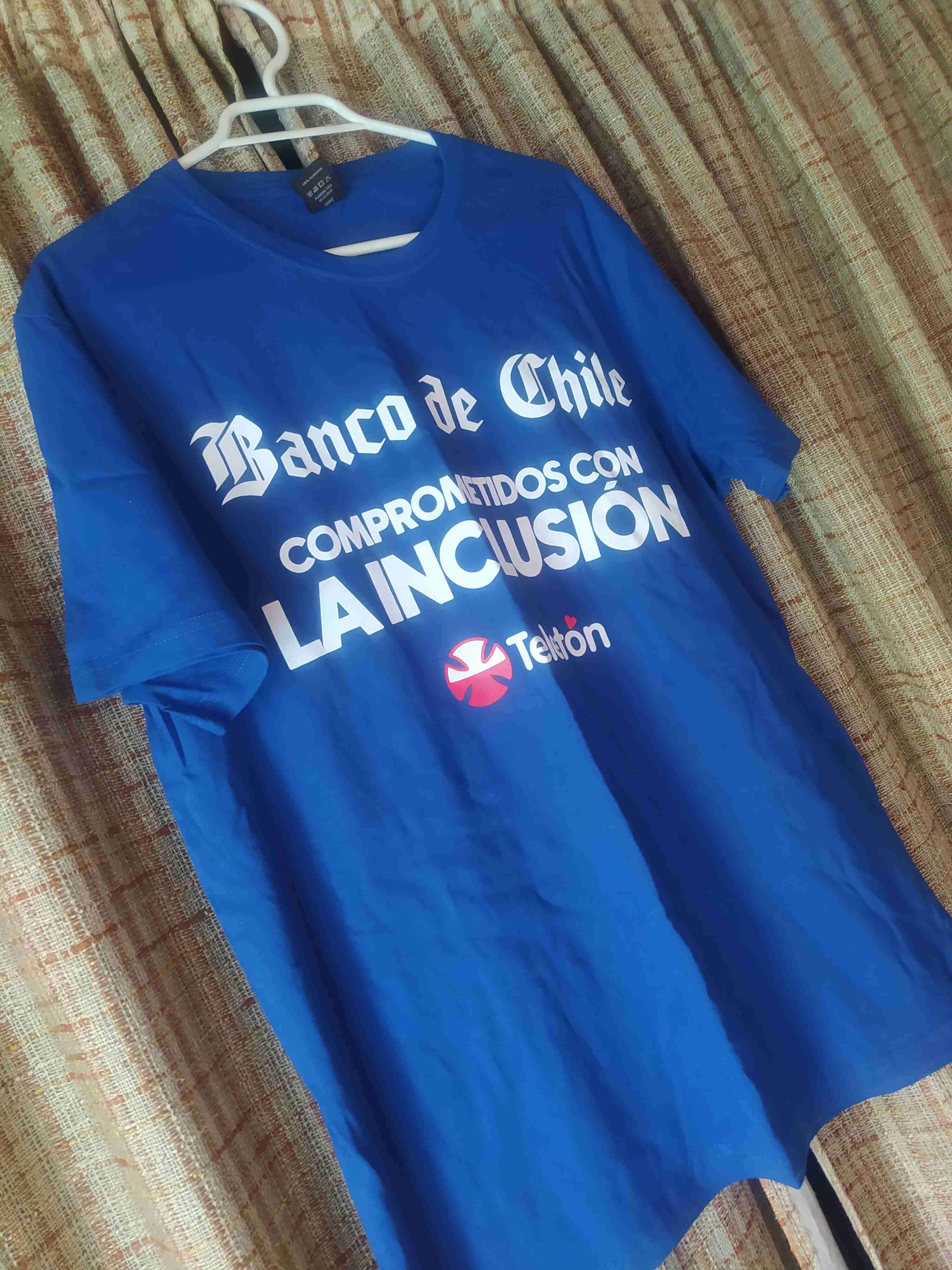 Polera azul Teleton Banco de Chile