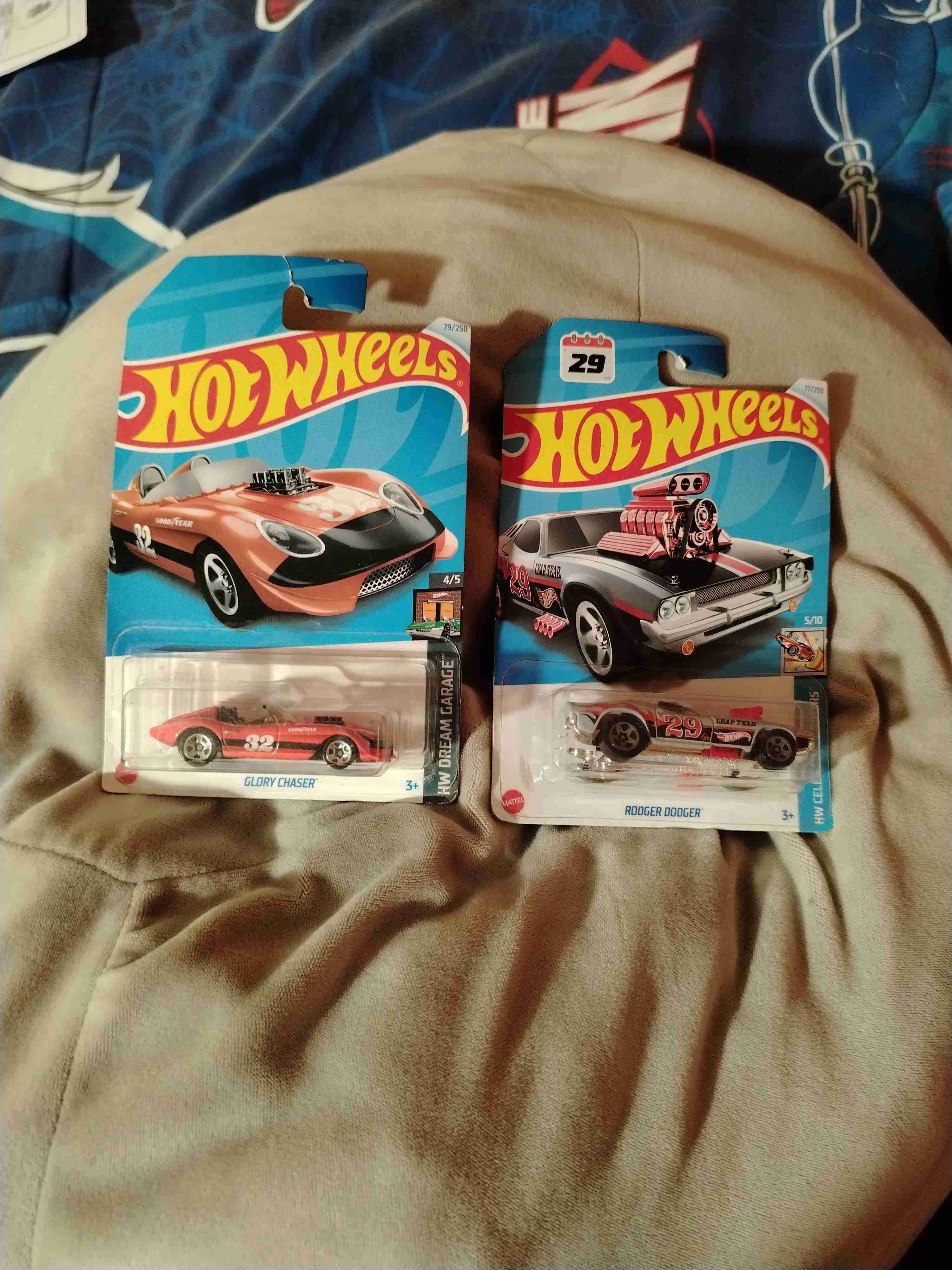 2 hotwheel glory chaser, roodger doodger
