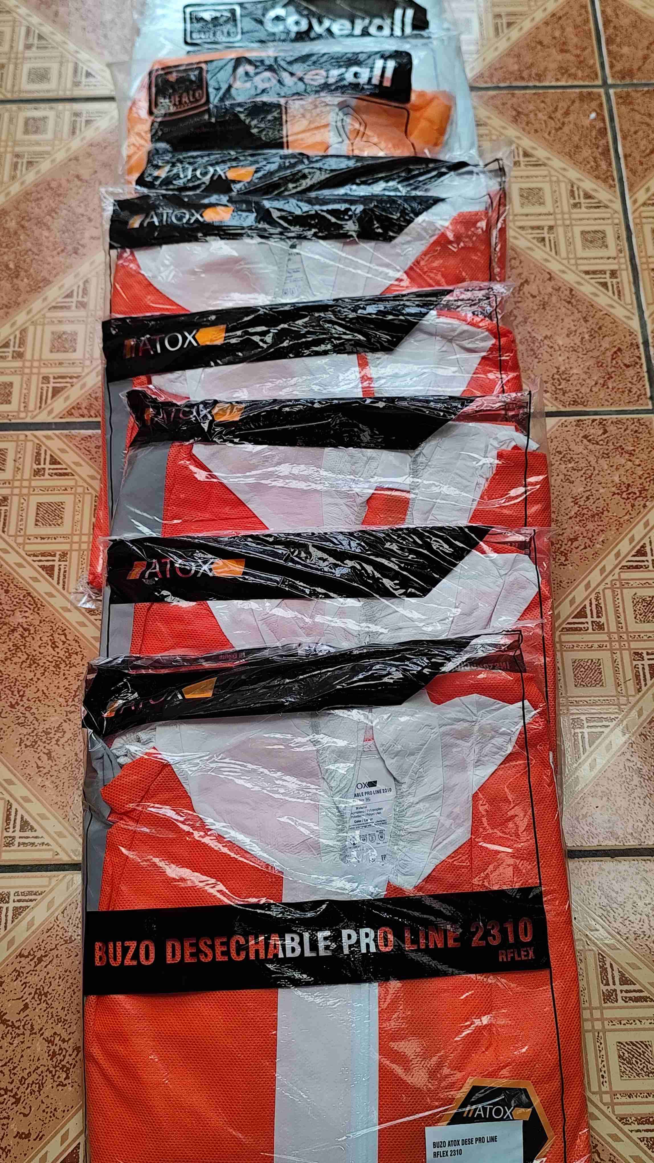 Buzo desechable Atox naranja +buzo piloto komatsu