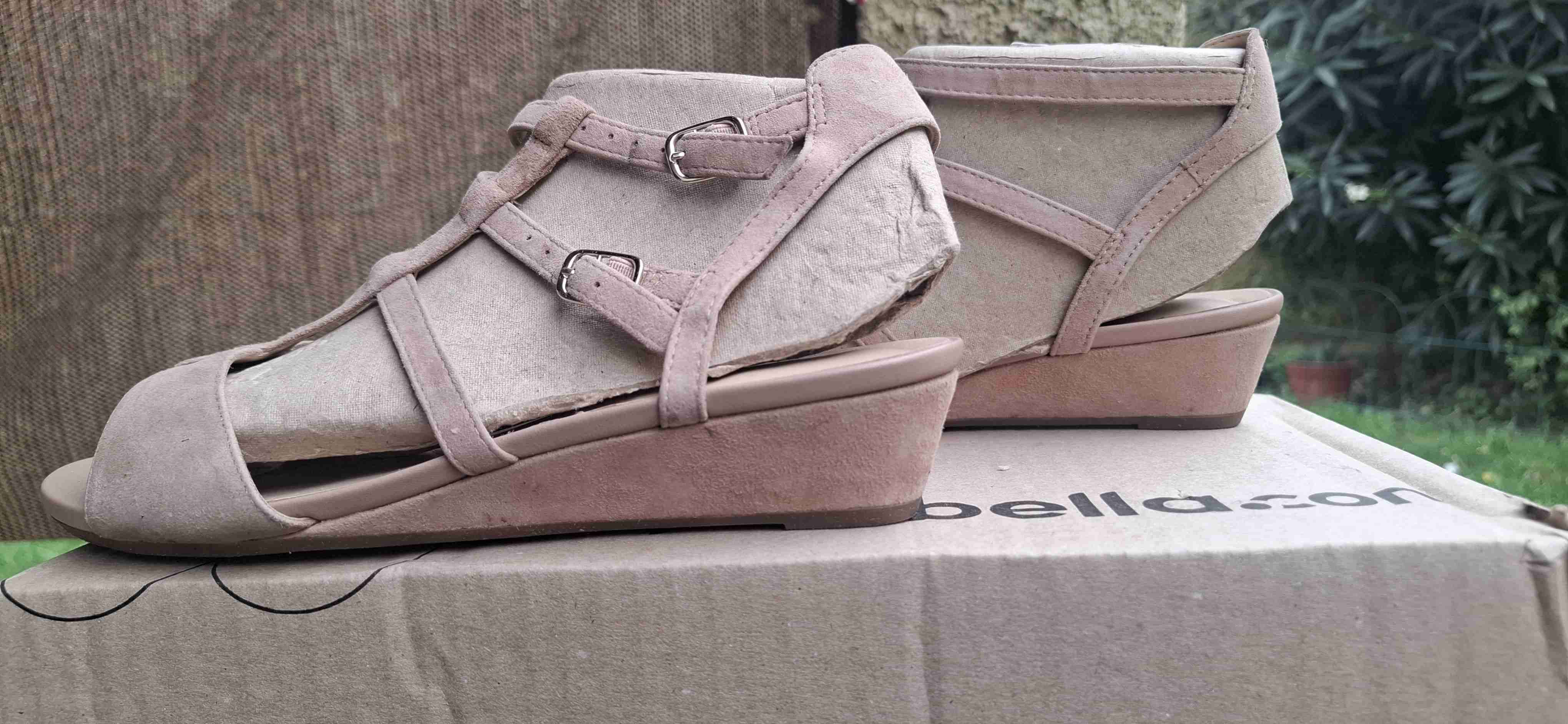 Sandalias rosadas de tacón bajo