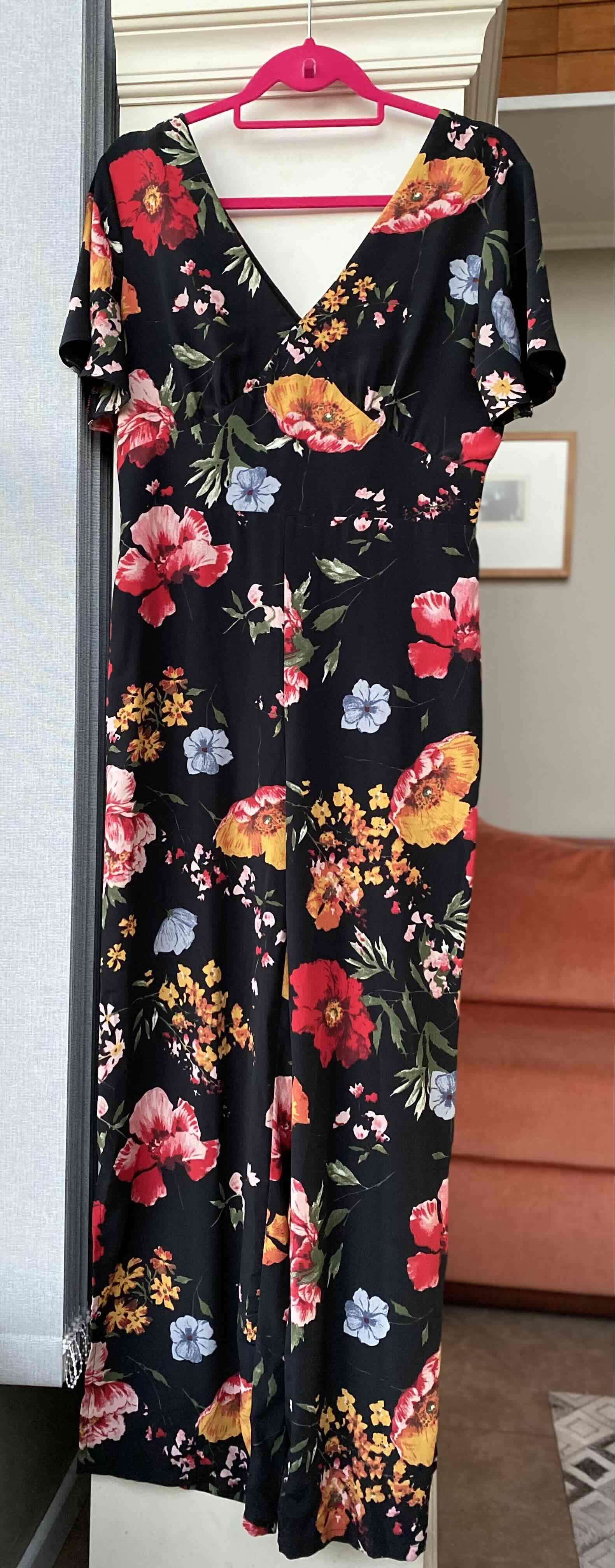 Enterito estampado floral sobre negro