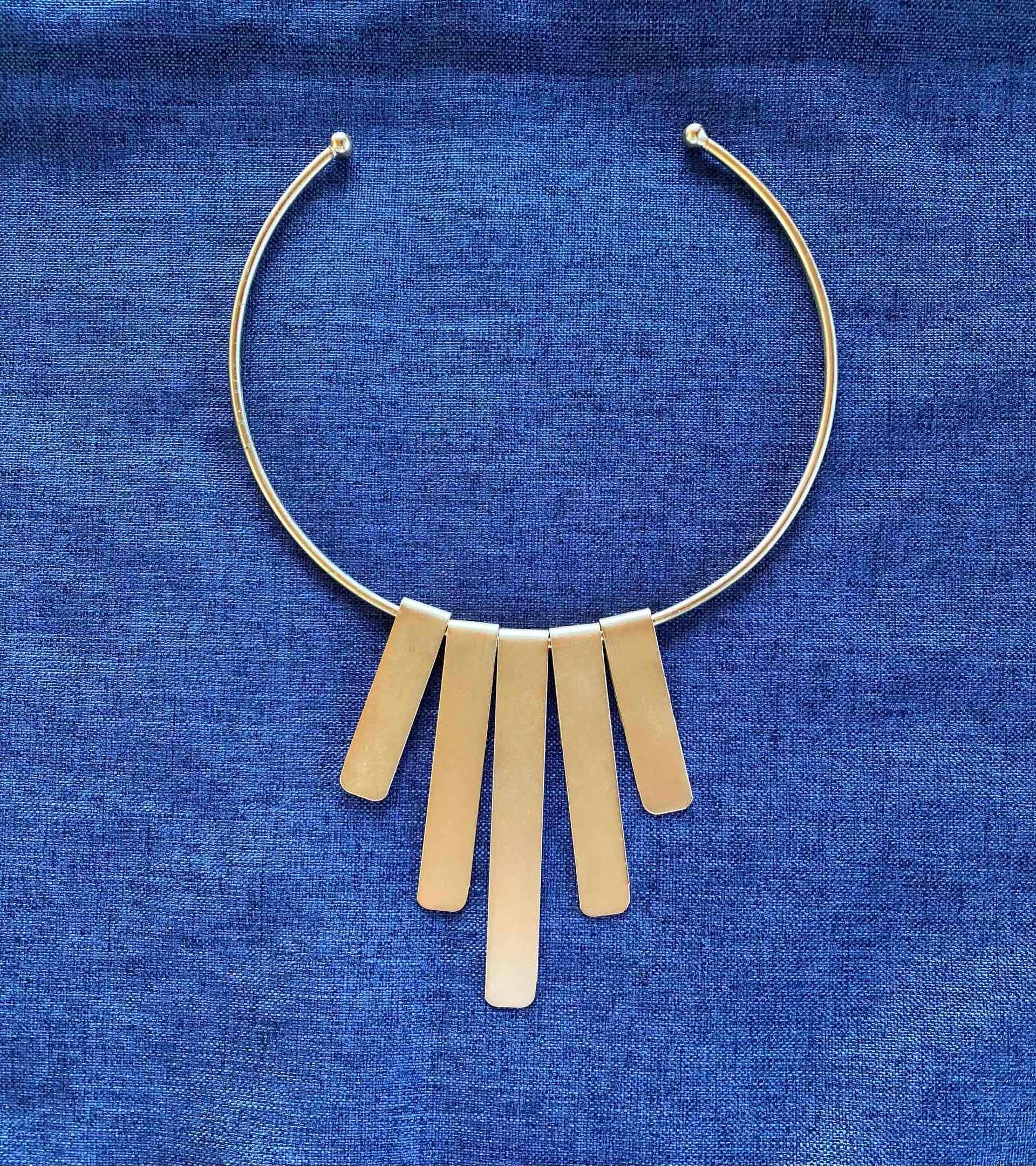 Collar  dorado rígido