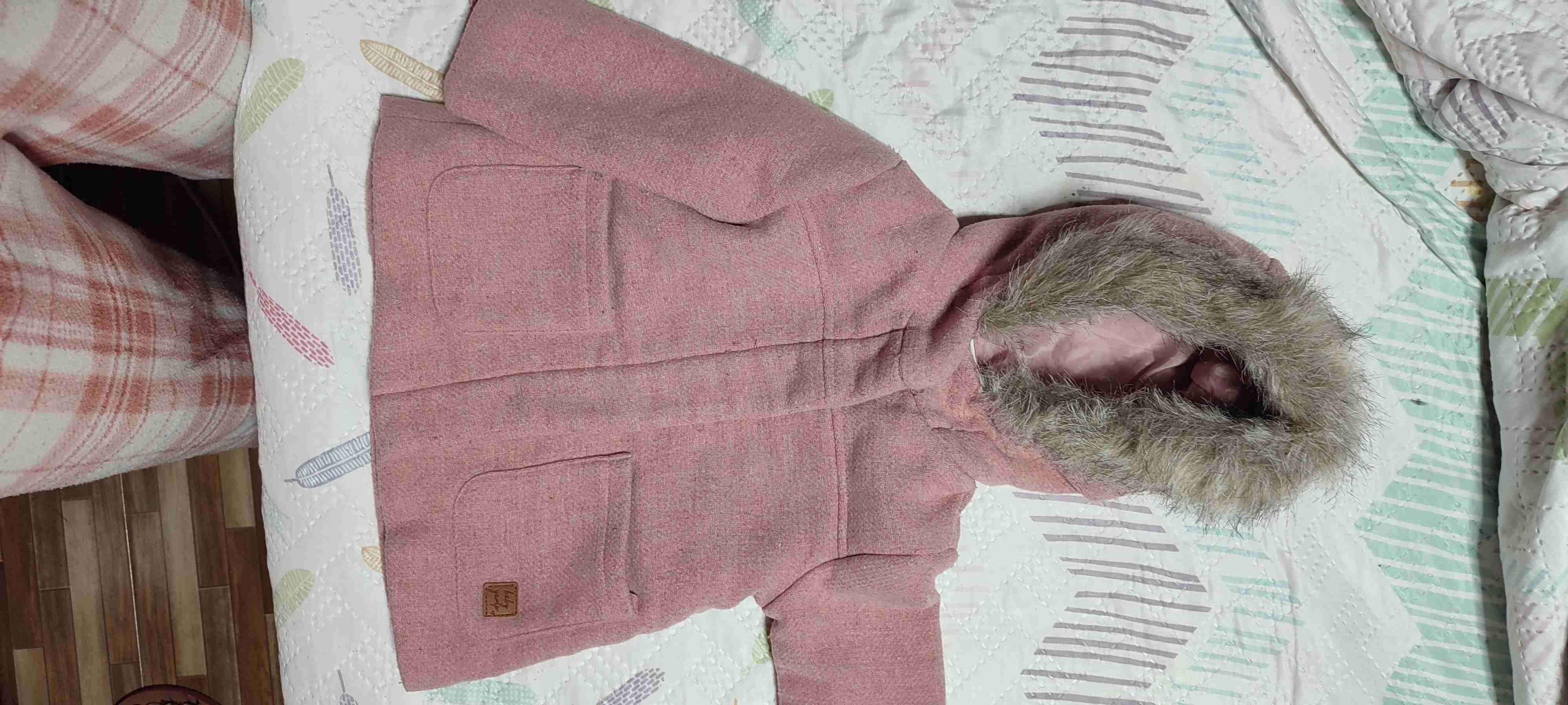 Abrigo rosado con capucha