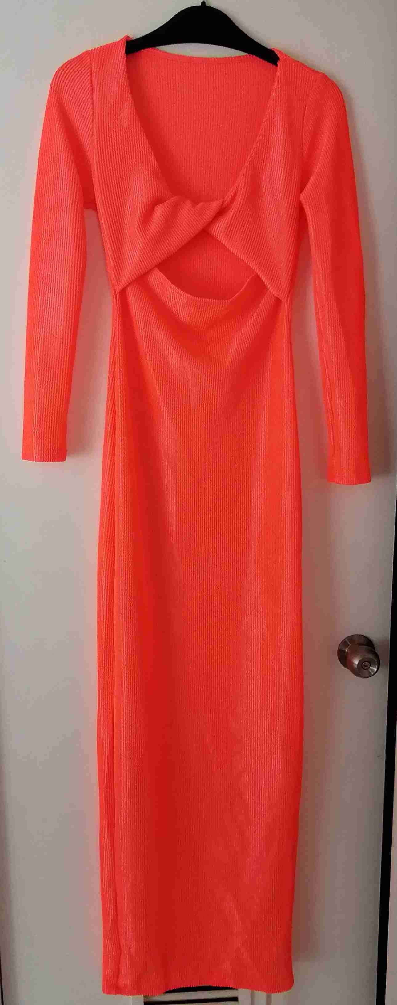 Vestido largo naranja ribeteado