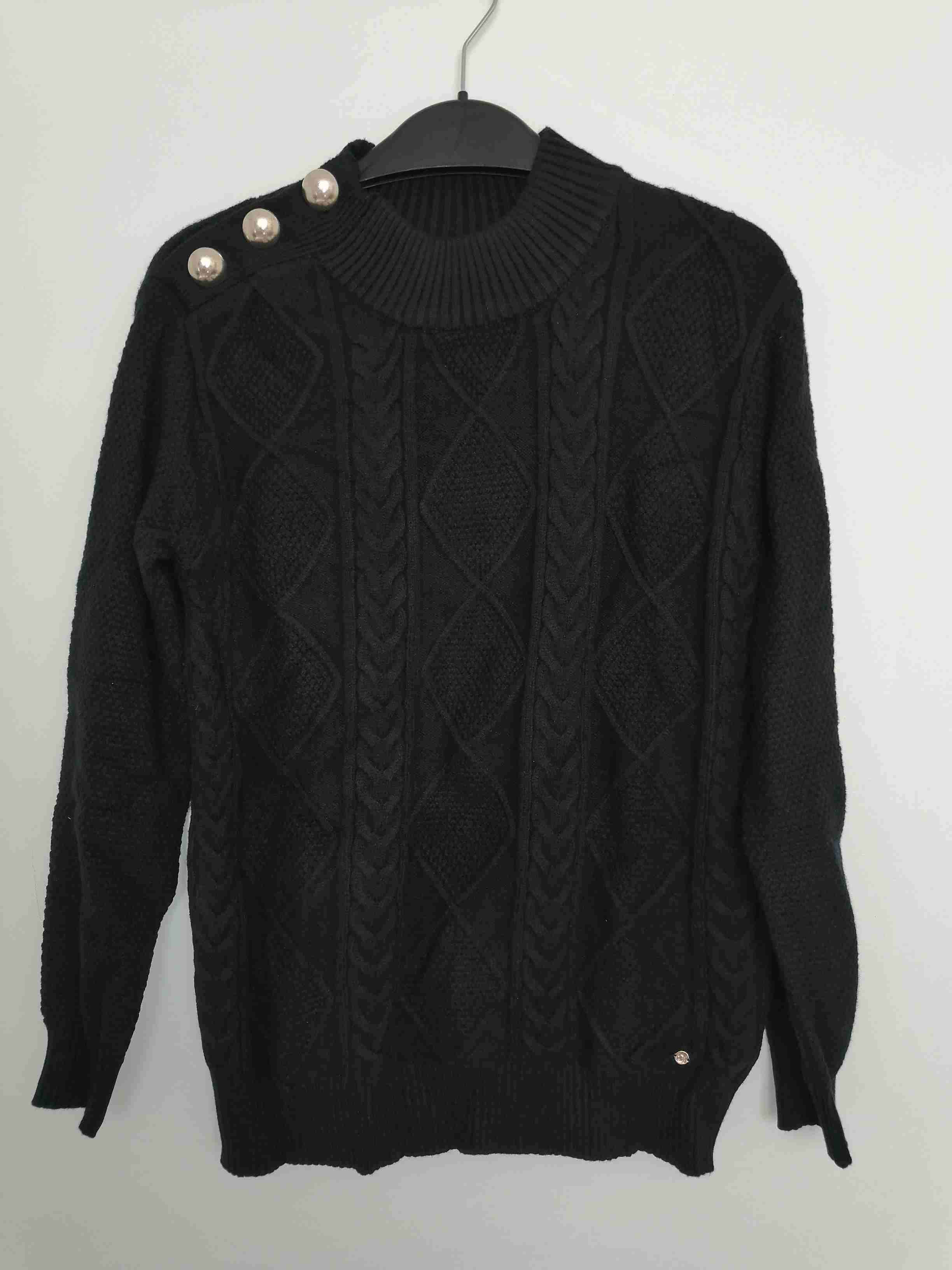 Suéter negro con botones decorativos