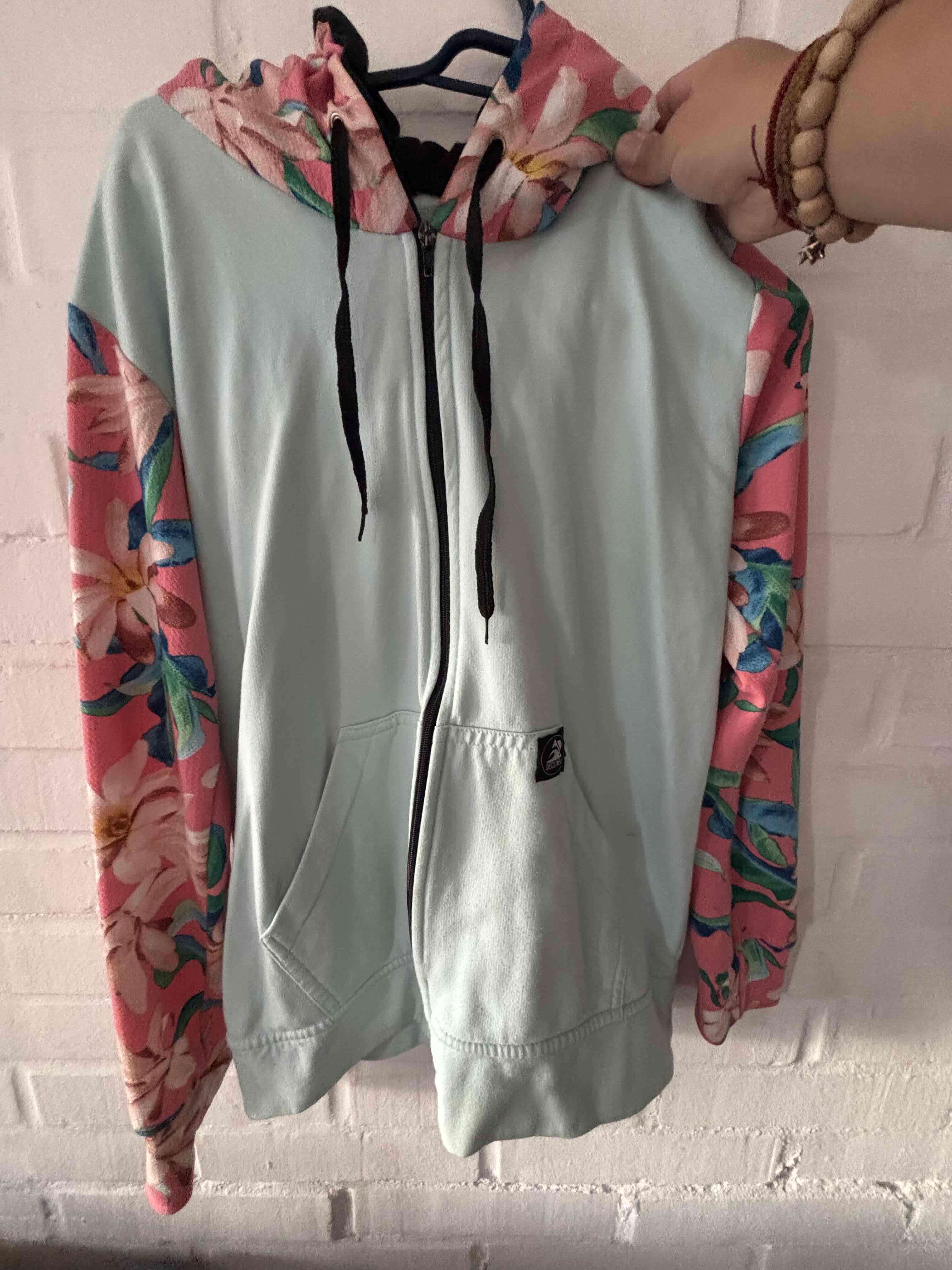 Polerón con capucha floral