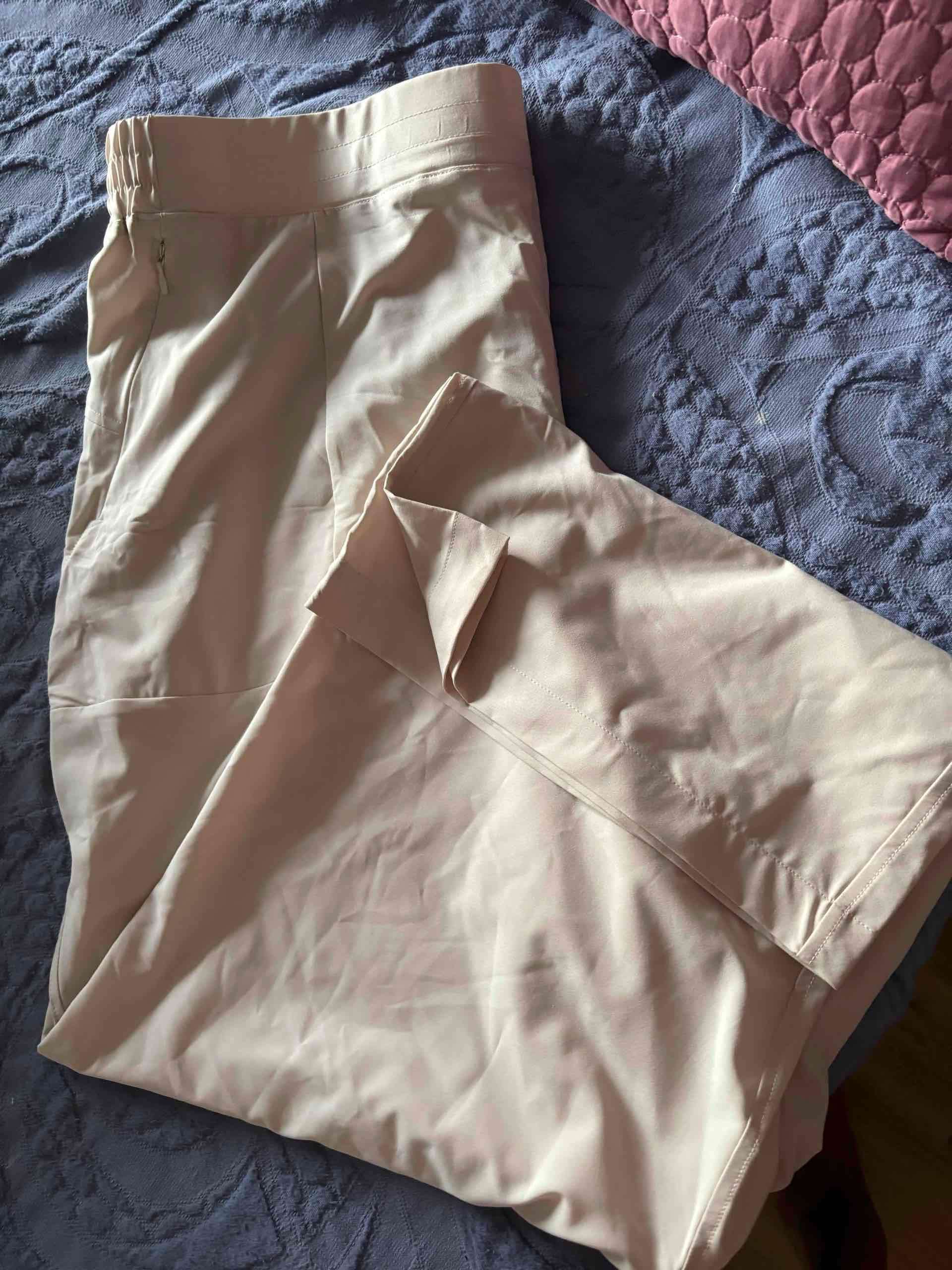Pantalón beige clásico