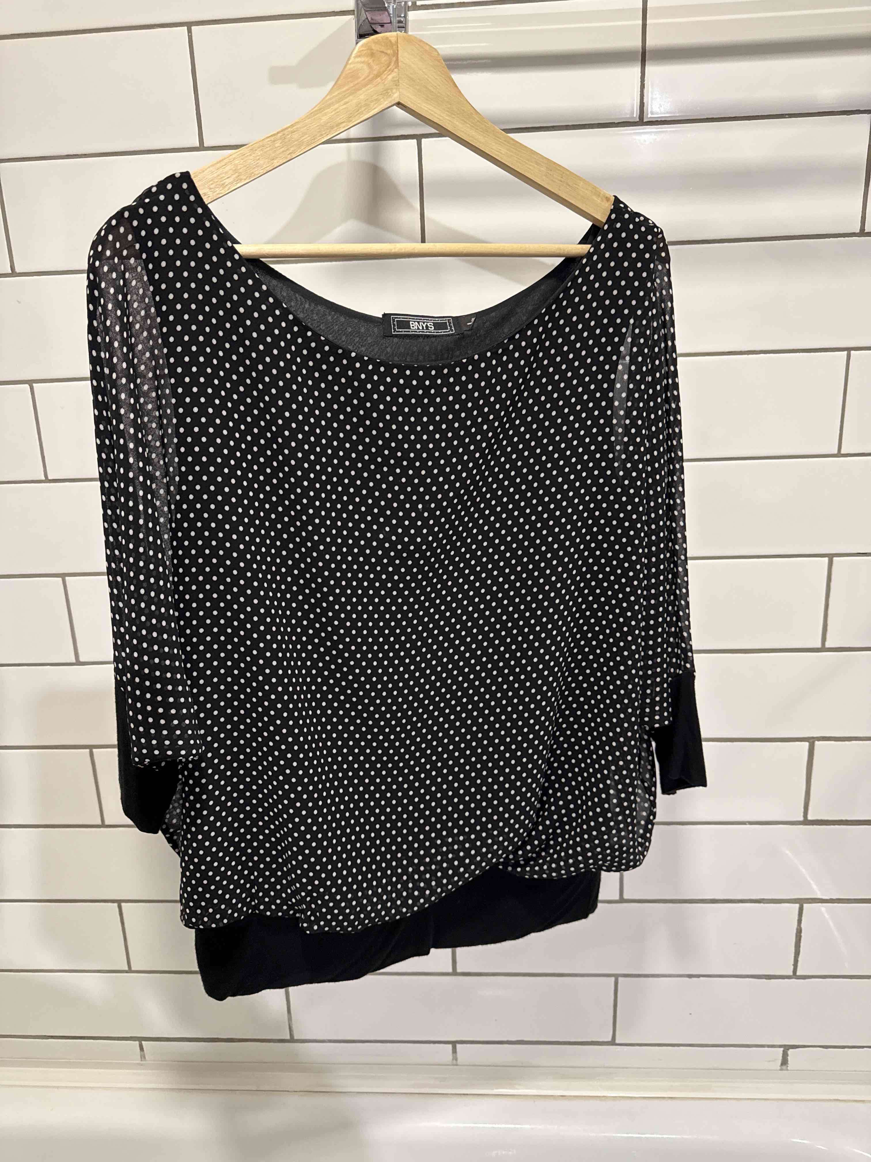 Polera negra de puntos