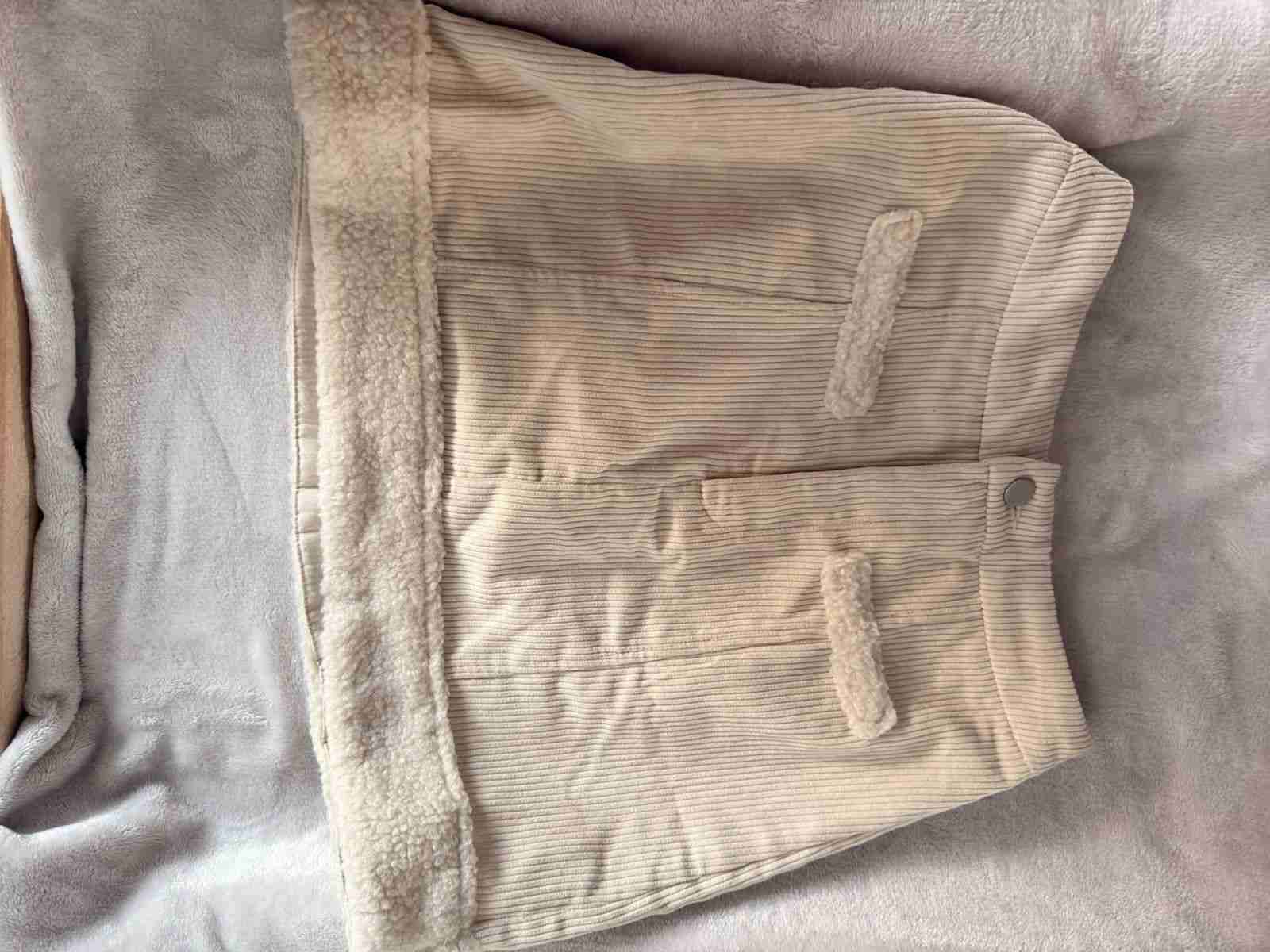 Falda beige de cotelé