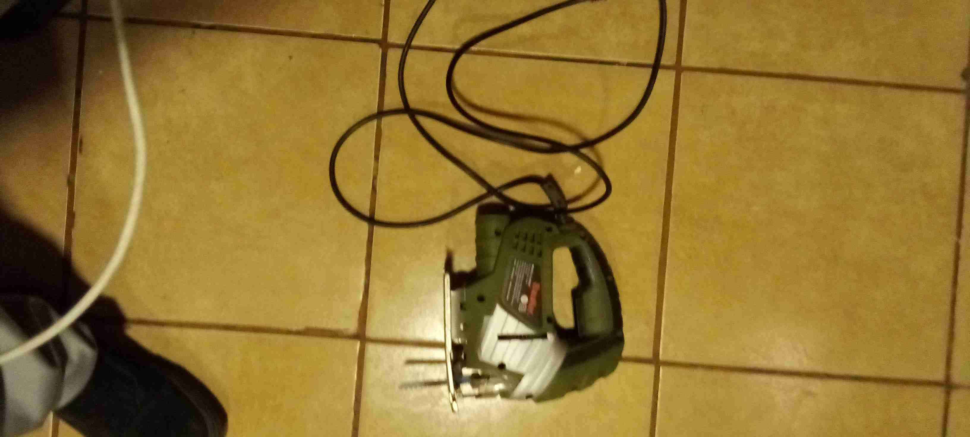 Sierra caladora eléctrica verde