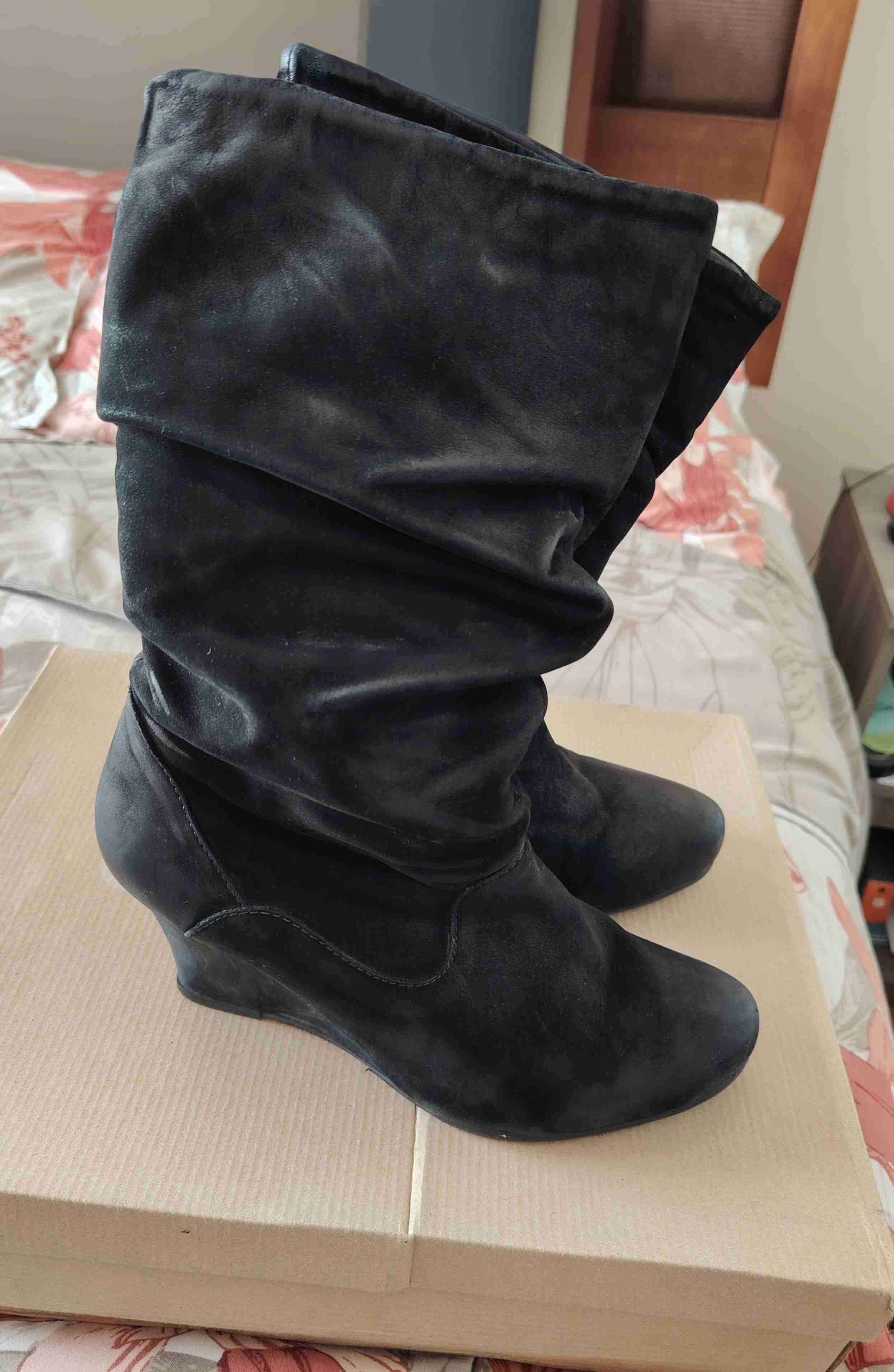 Botas negras de gamuza