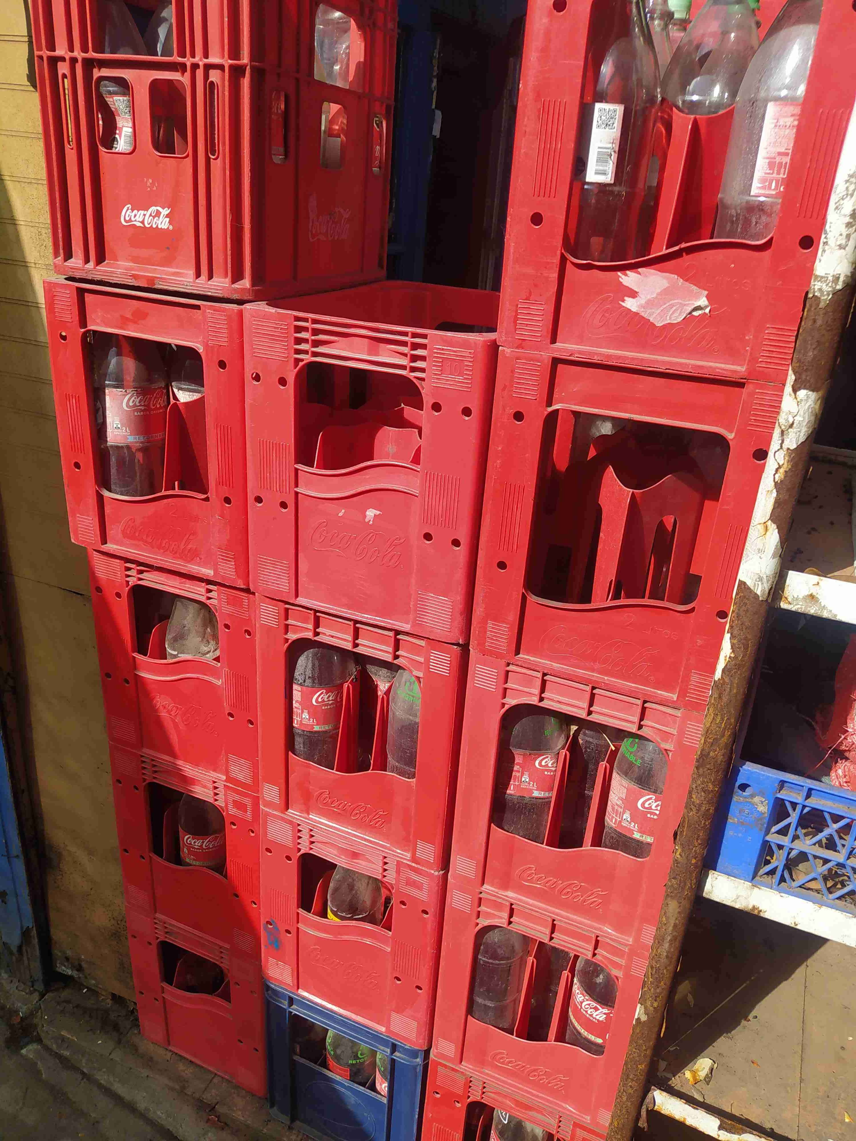 Cajones plásticos Coca Cola rojos con botellas!