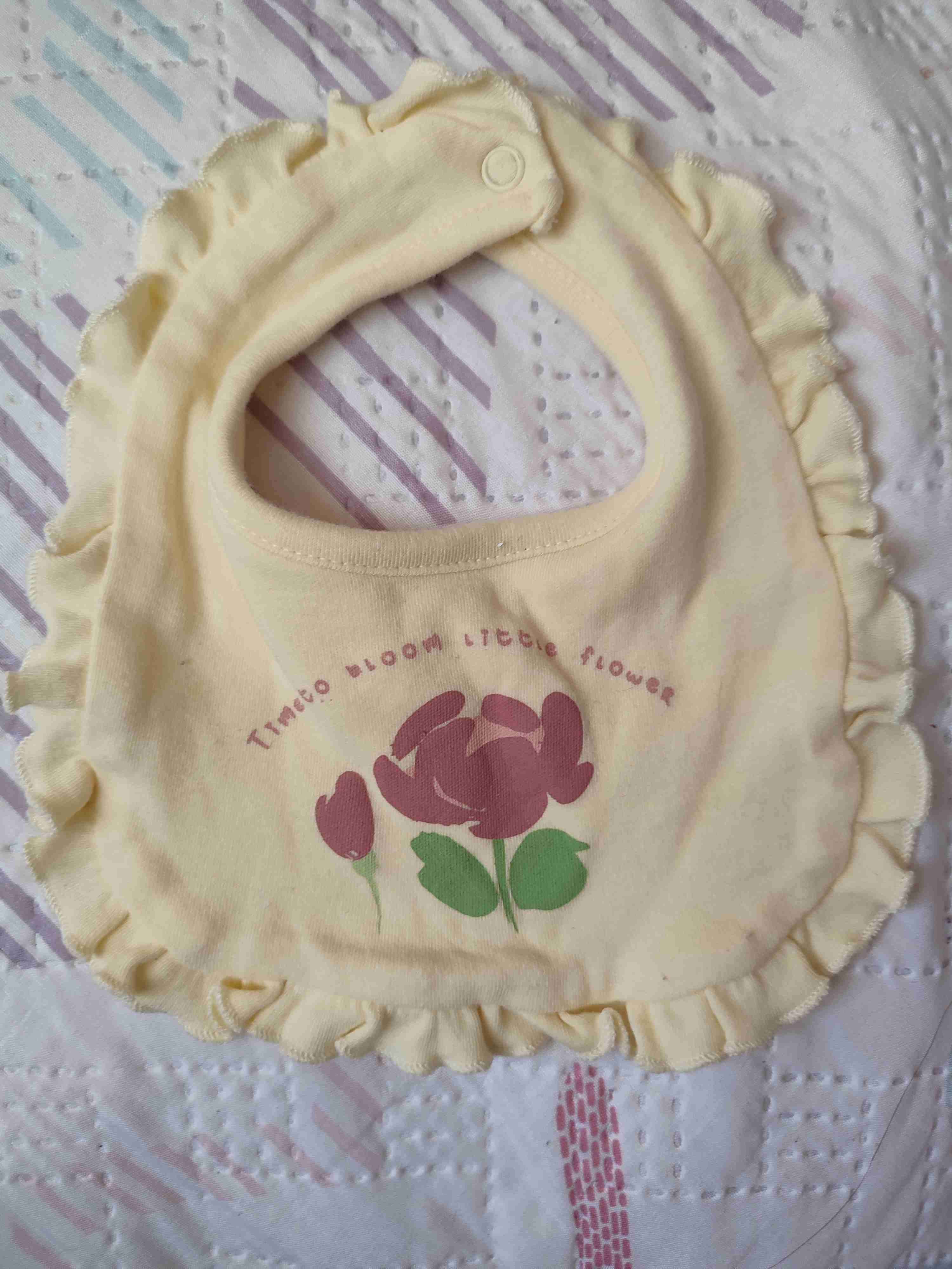 Babero amarillo con flores