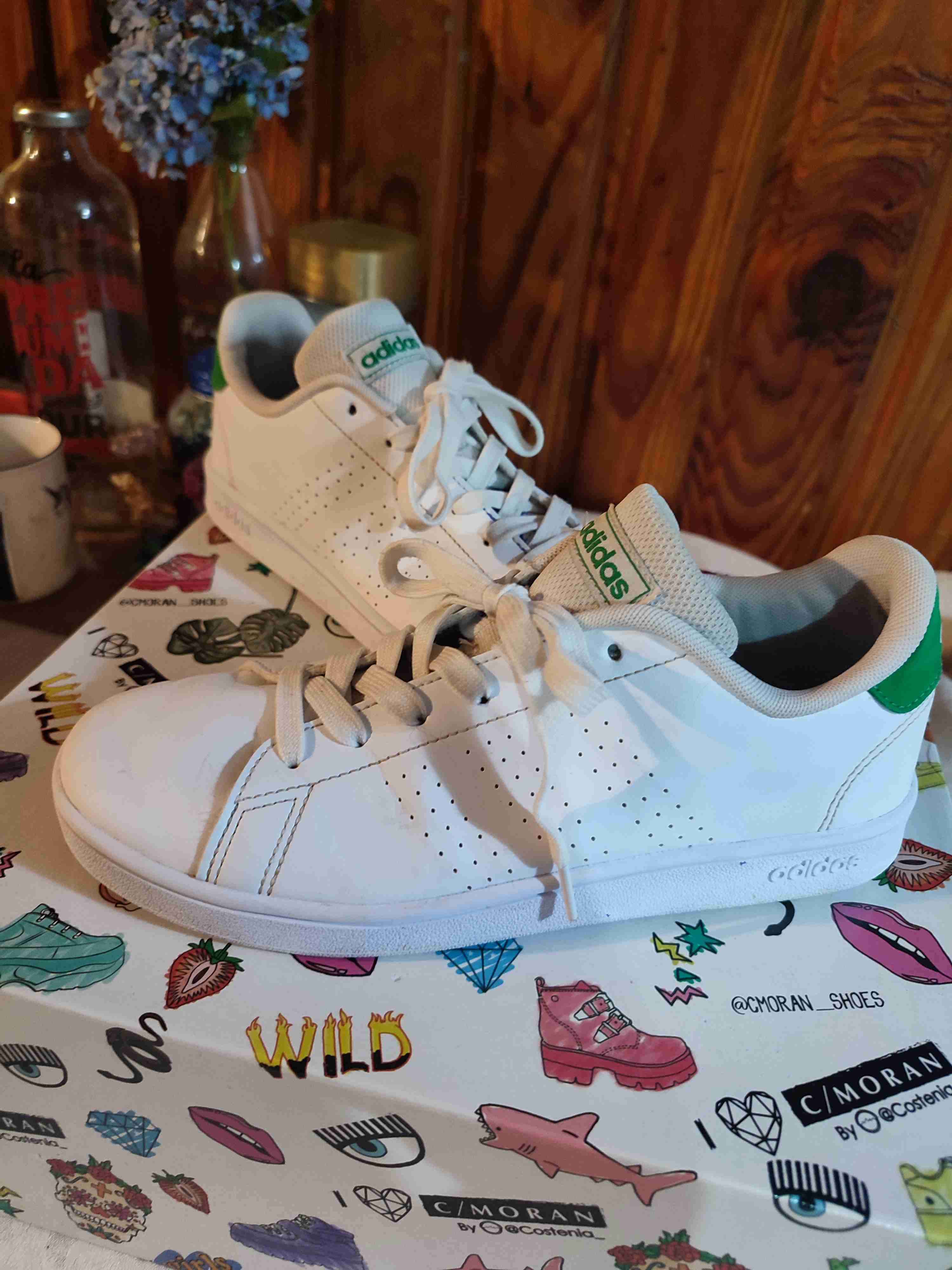 Zapatillas blancas Adidas estilo clásico