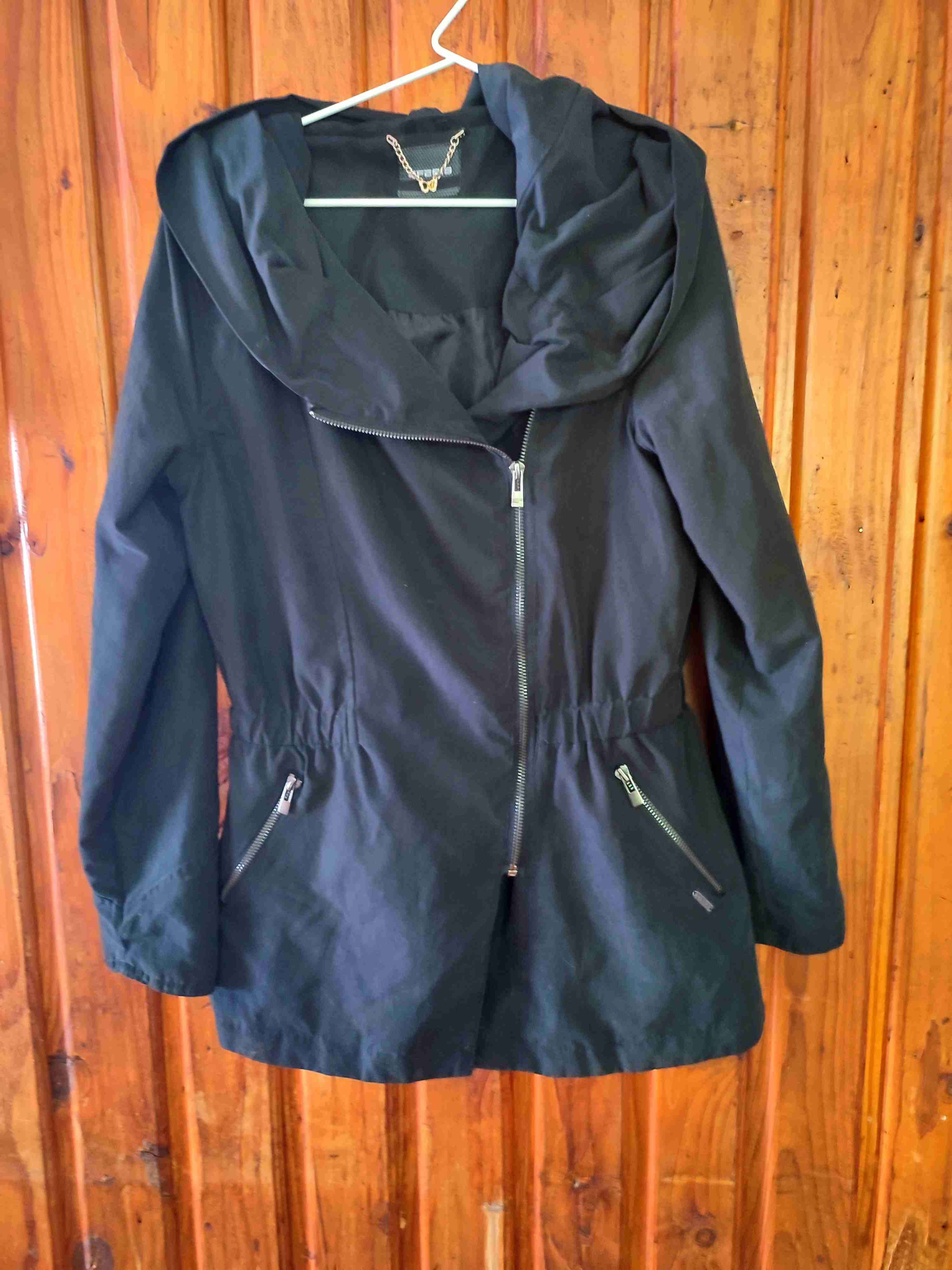 Parka negra con capucha