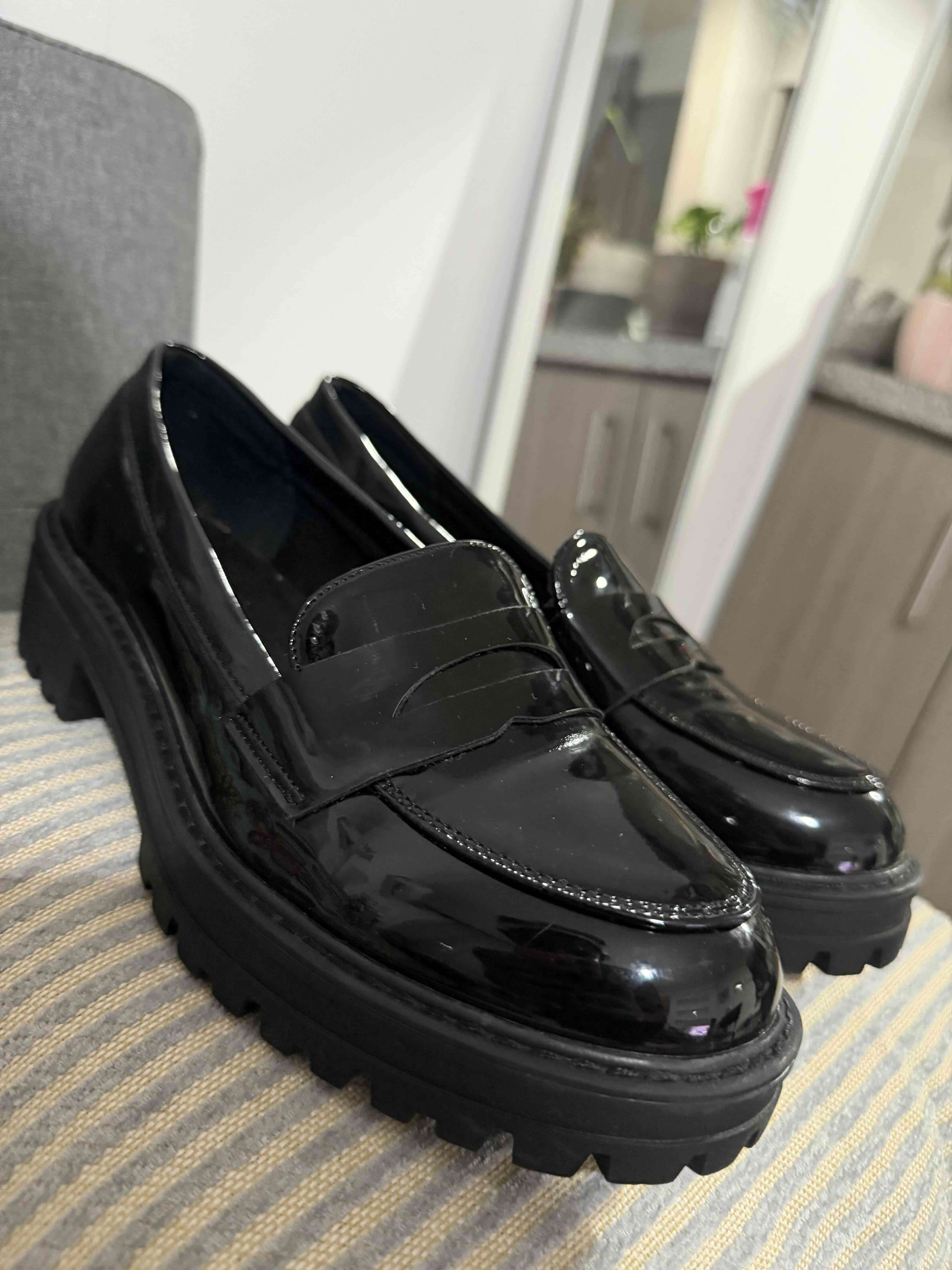 Zapatos mocasines negros charol con plataforma