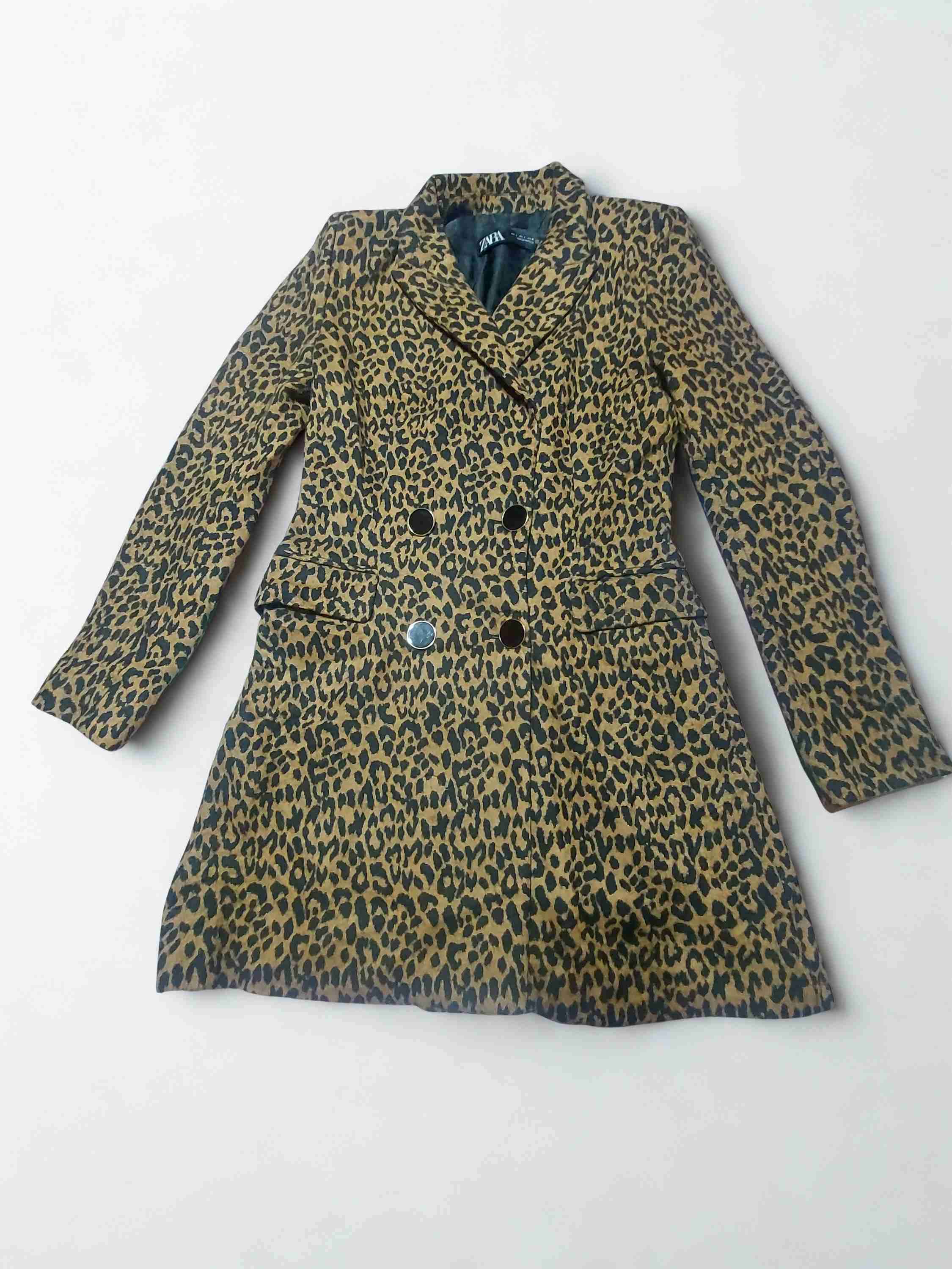 Zara, Abrigo estampado animal print. Talla S