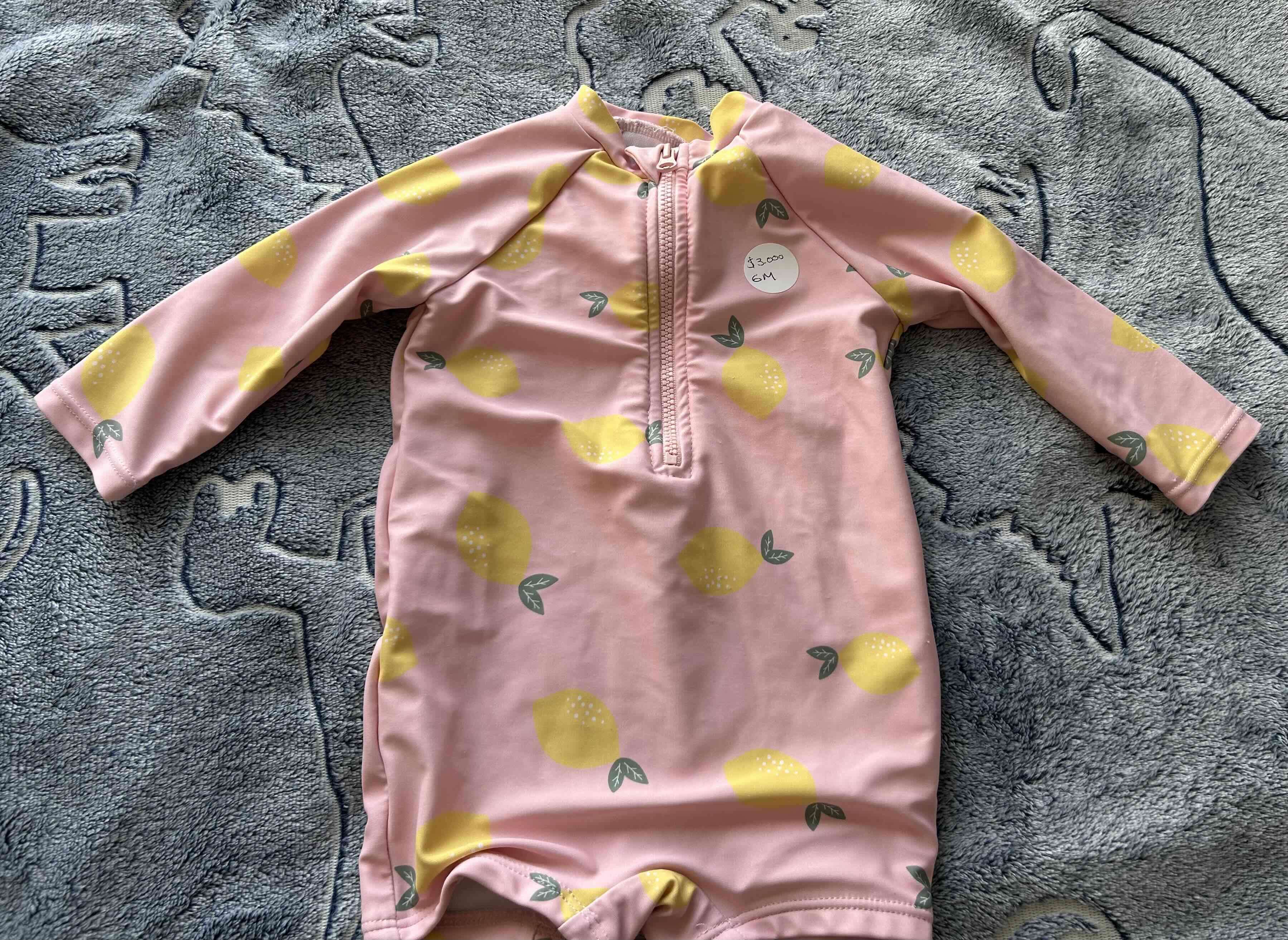 Enterito de baño rosado con limones