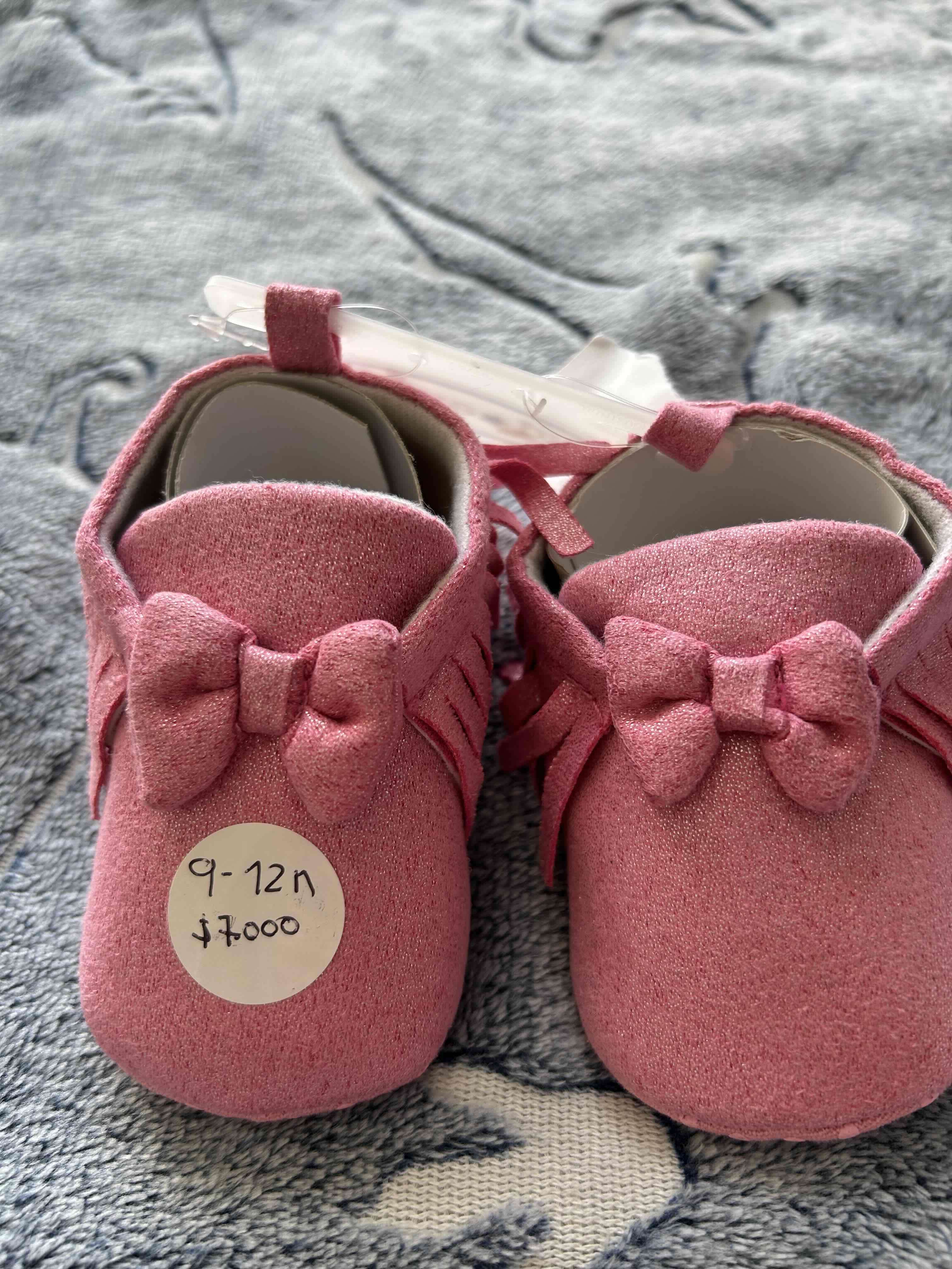 Zapatos rosados de bebé con moño