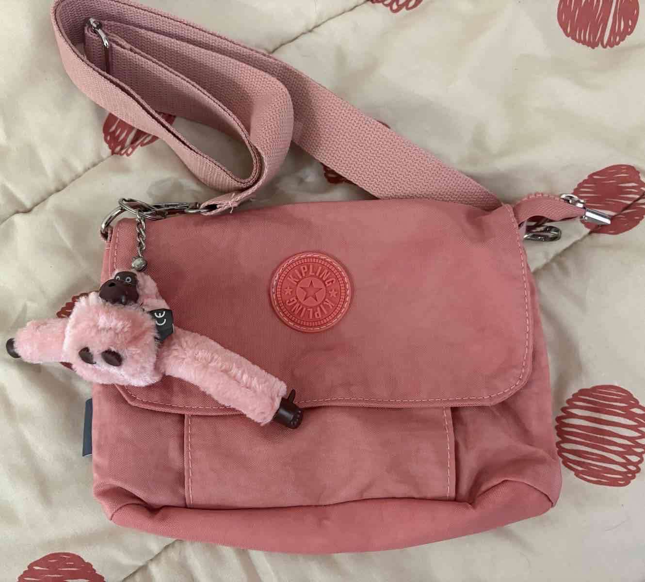 Bandolera rosa con llavero de mono marca generica