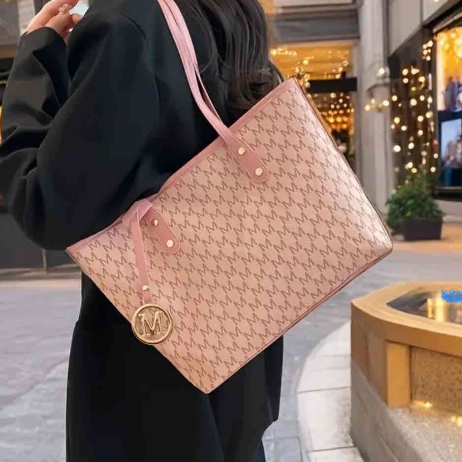 Bolso tote rosa con monograma