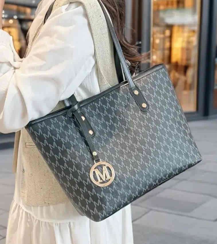 Cartera grande estampada con logo