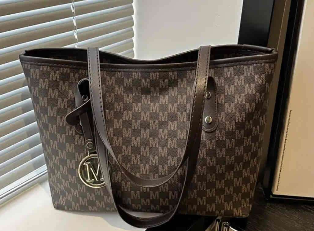 Bolso tote marrón con monograma