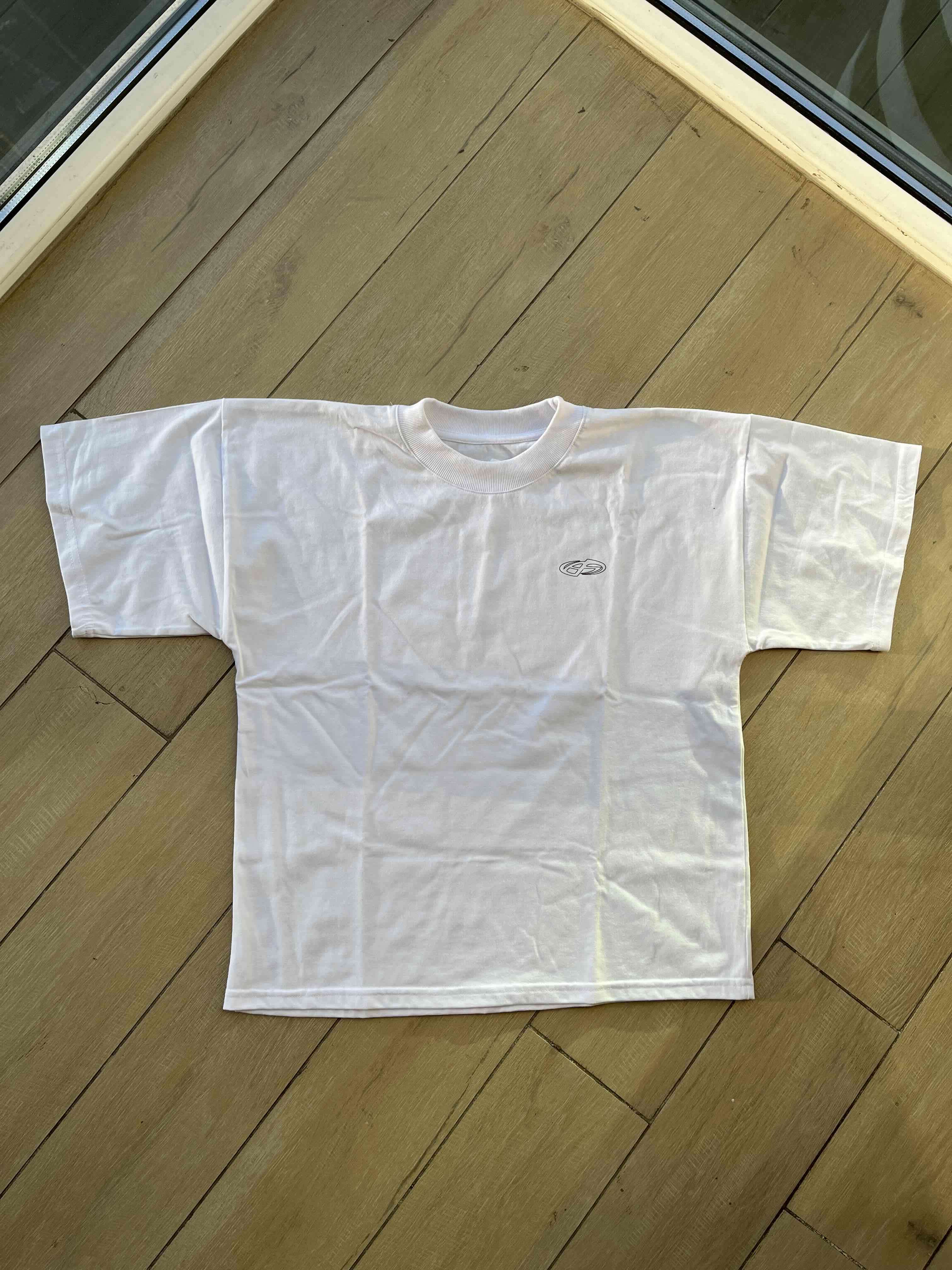 Polera blanca boxy fit aiesclothing