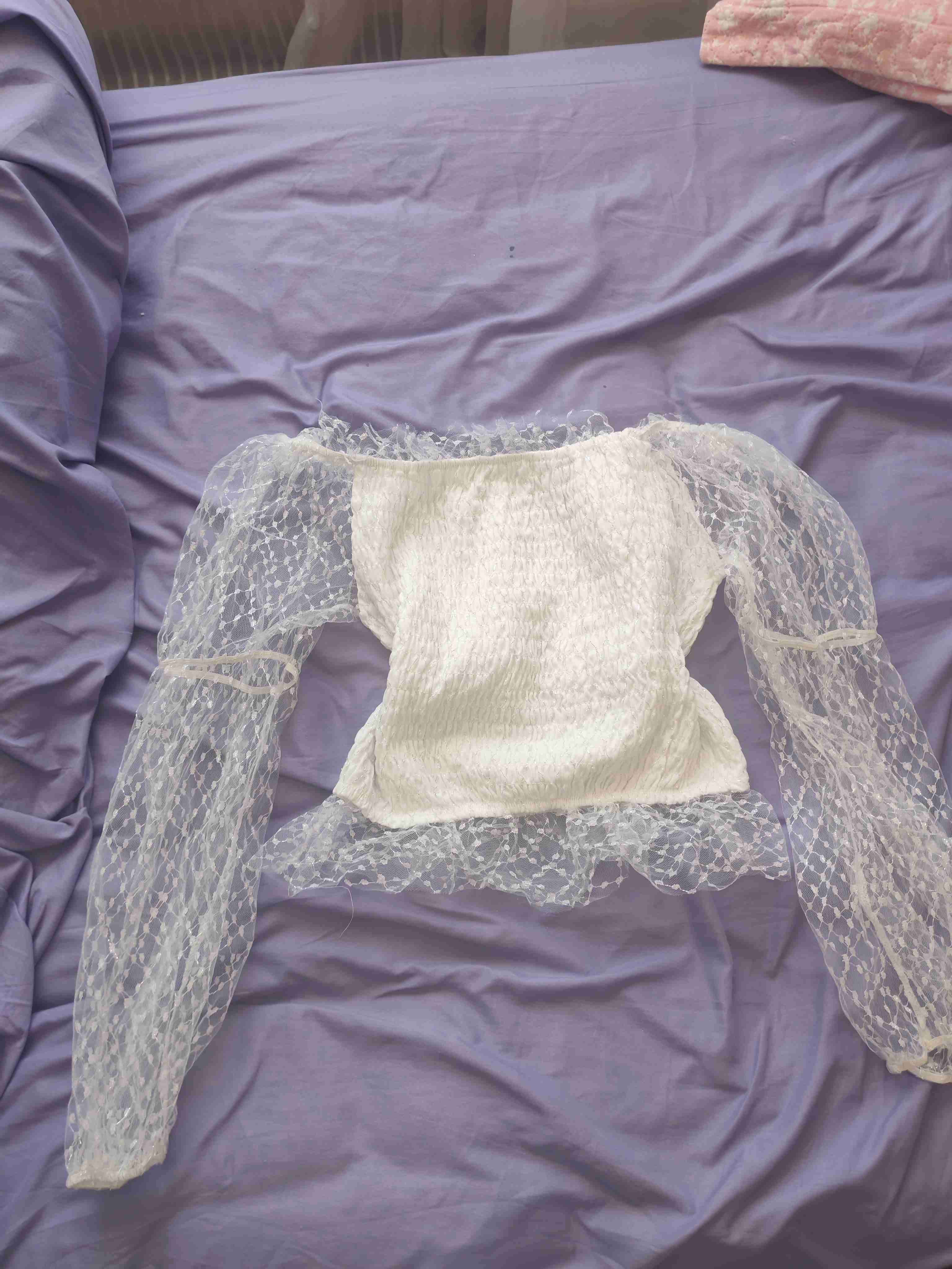 Blusa blanca con mangas de encaje/tull