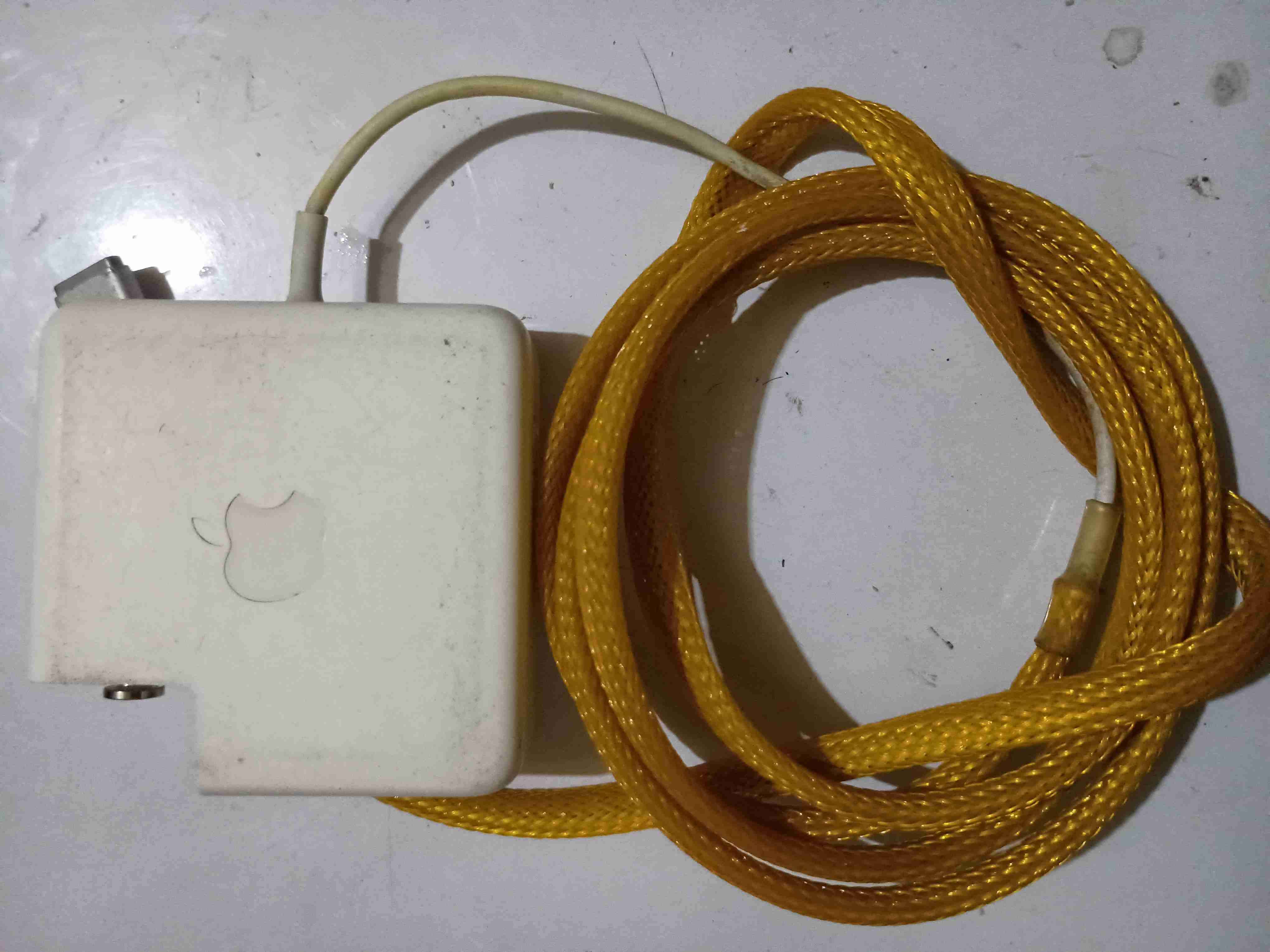 Cargador Apple con cable amarillo