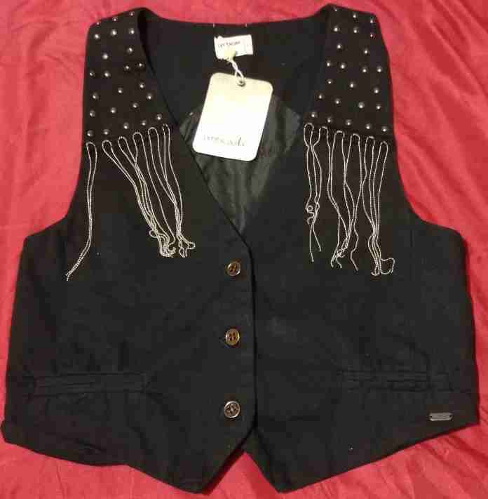 Chaleco negro con tacha y flecos brillantes
