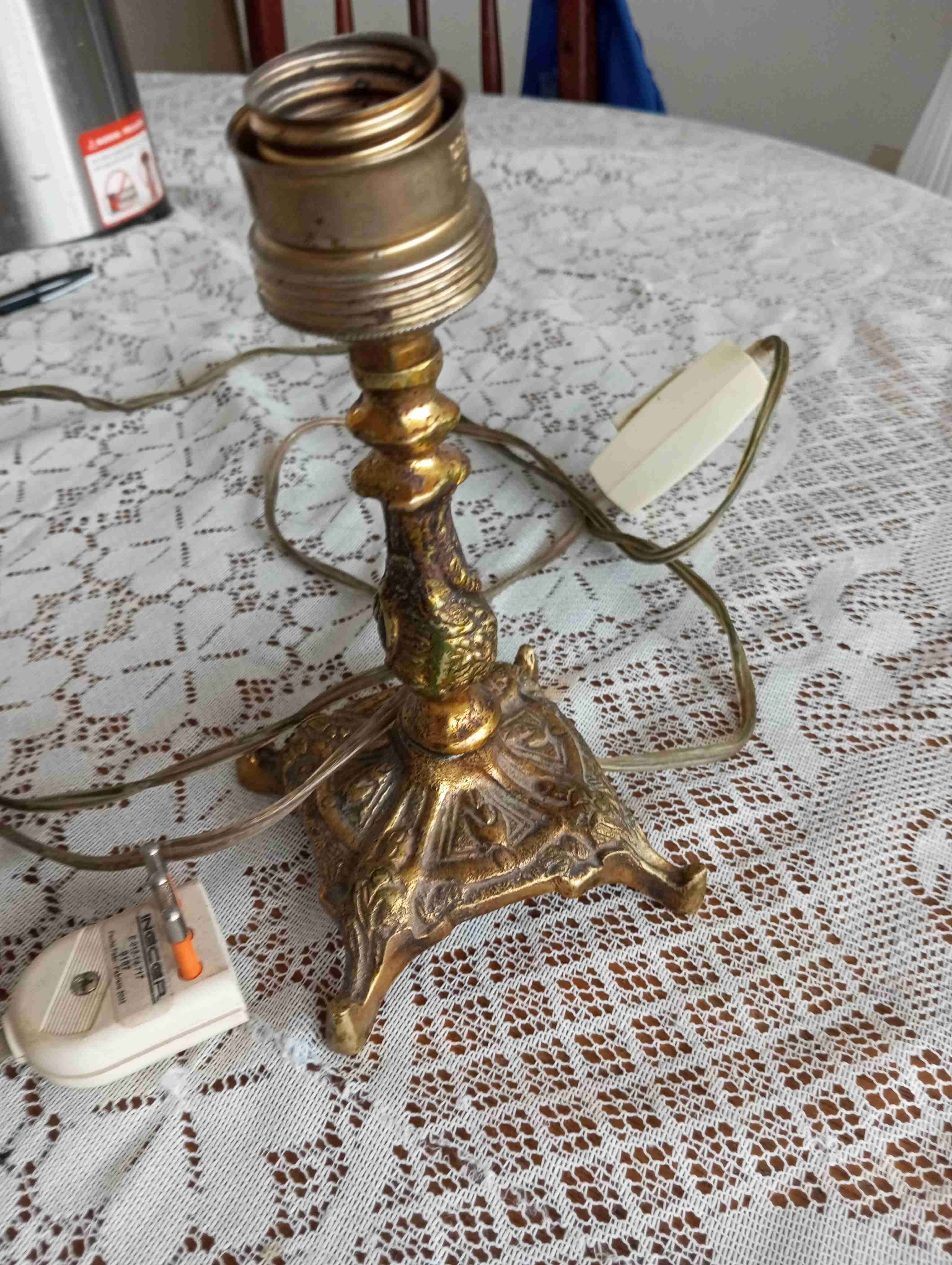 Antigua lámpara de bronce