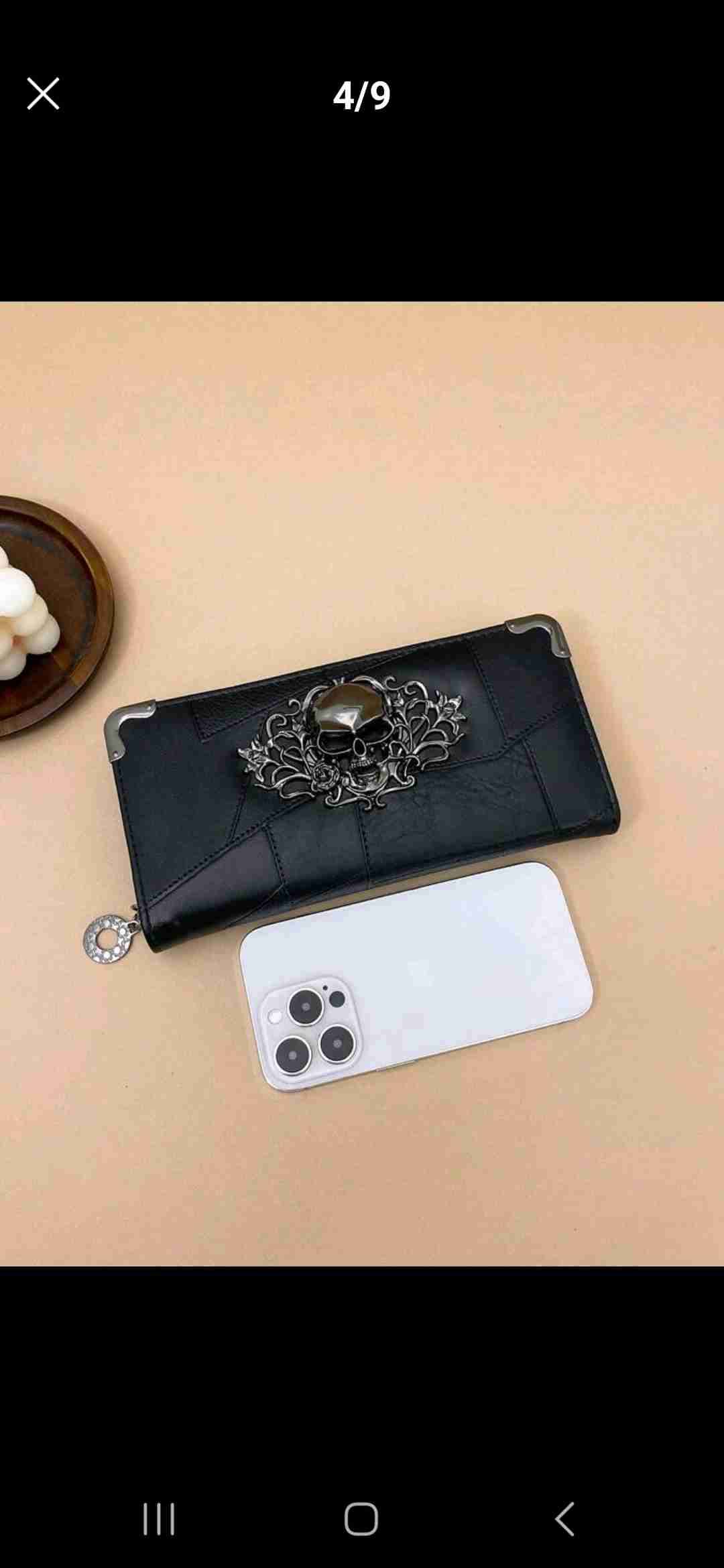 Cartera negra con diseño de calavera