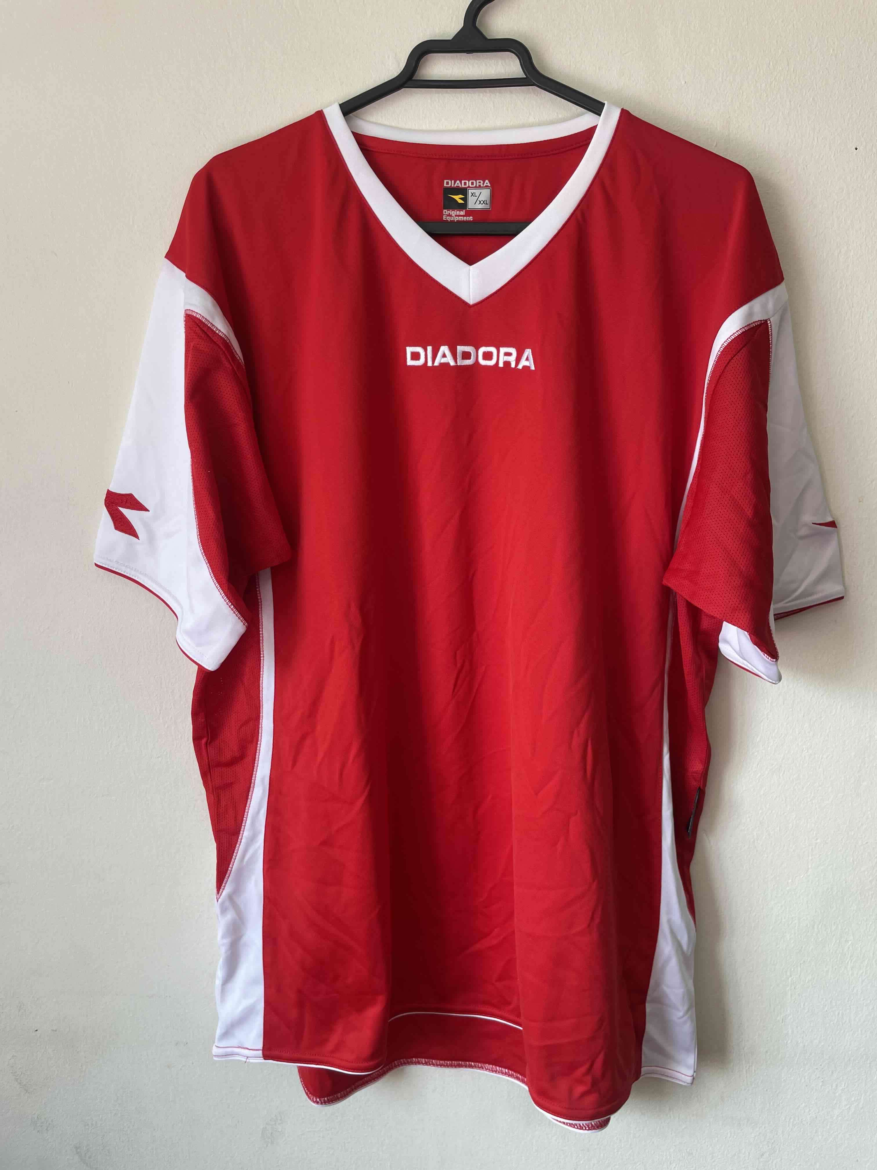 Camiseta Diadora roja y blanca
