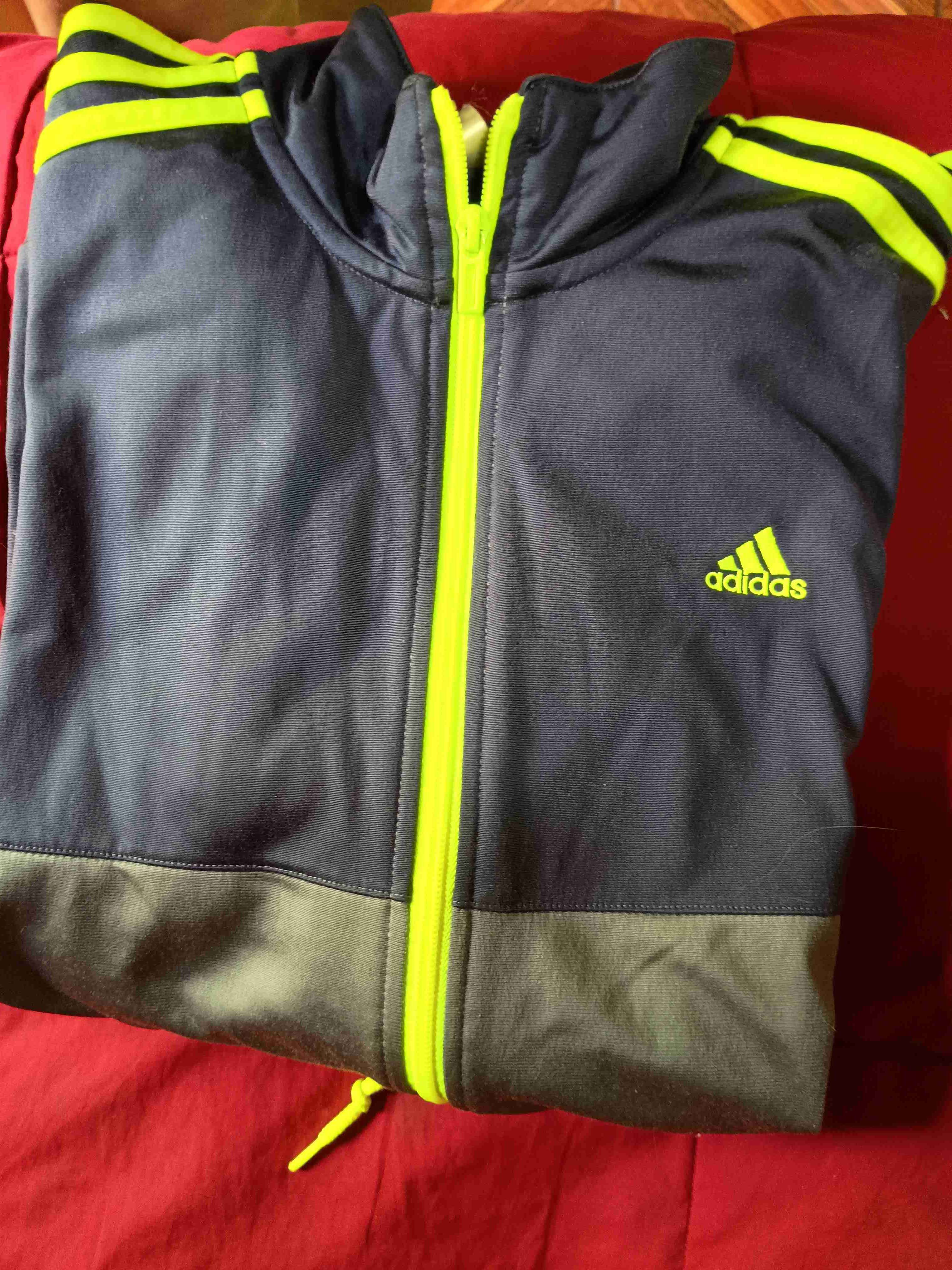 Polerón deportivo azul y amarillo