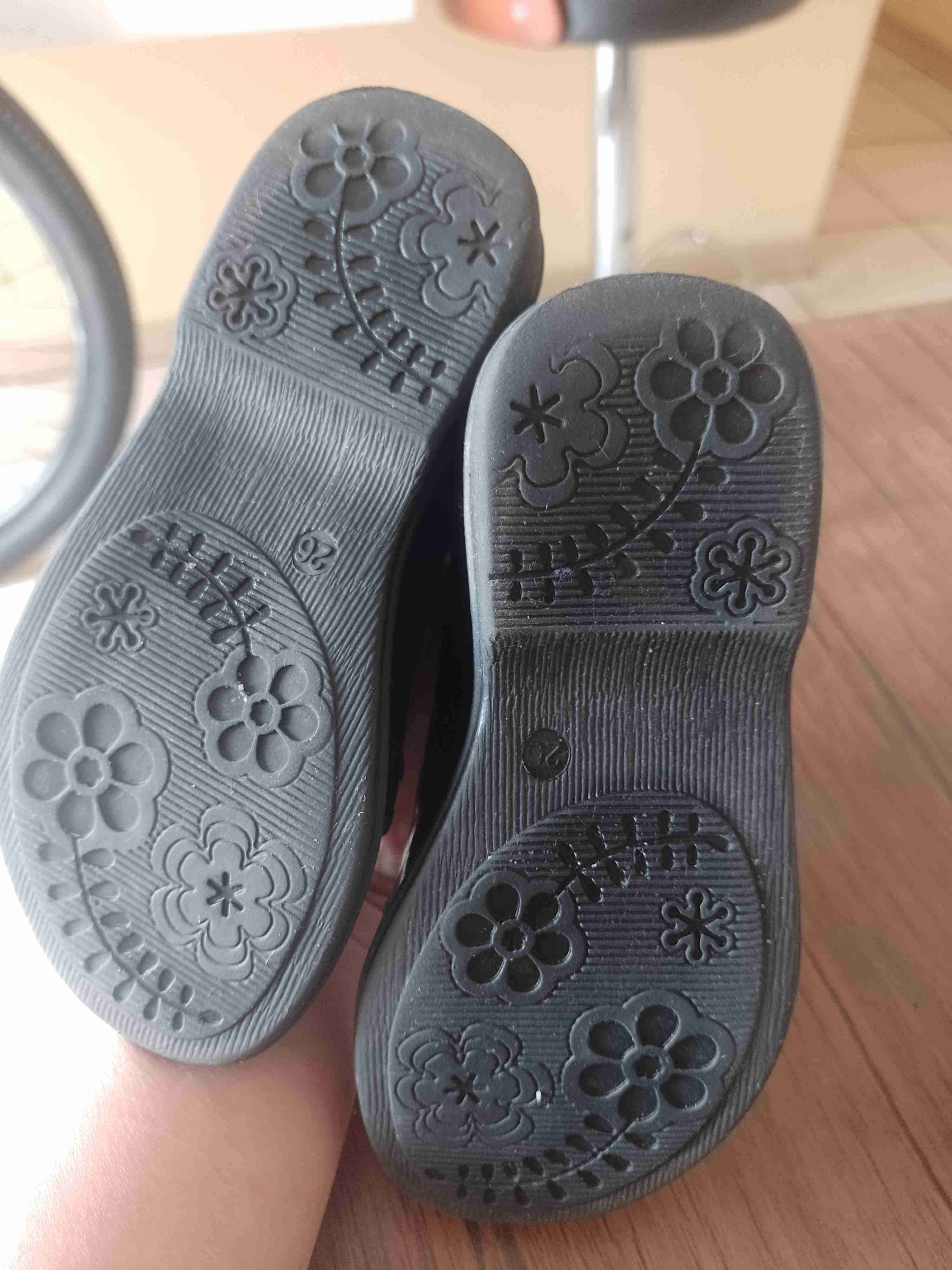 Zapatos negros con diseño floral