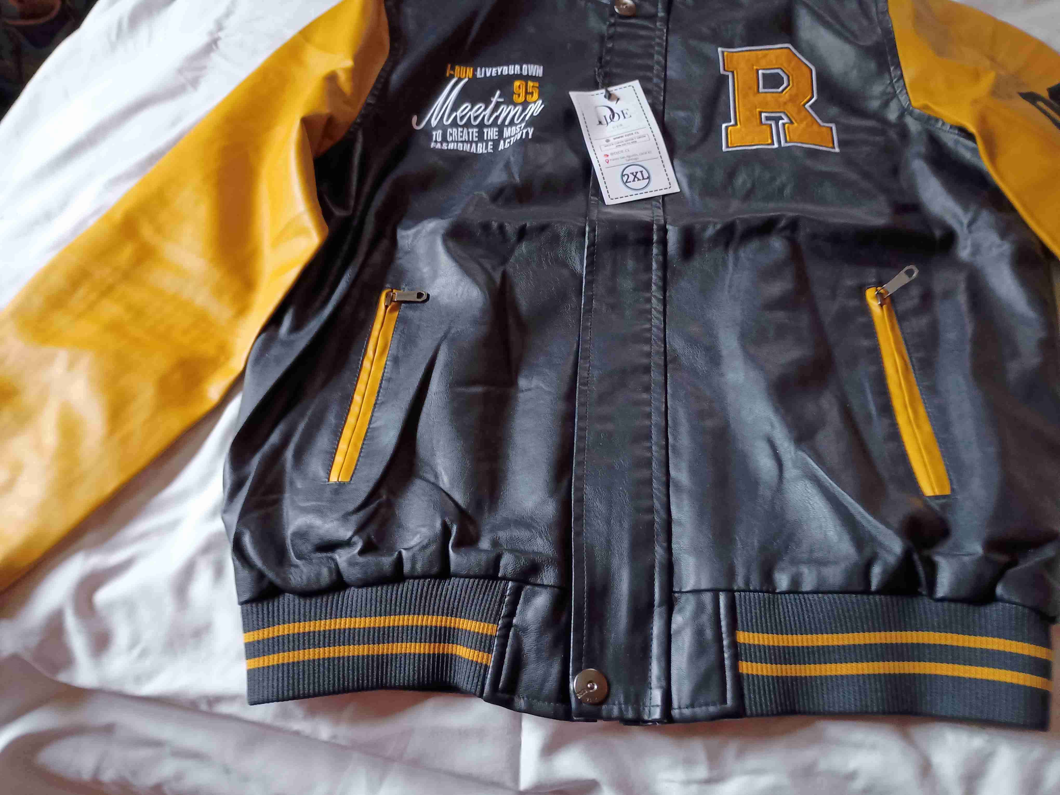 Chaqueta estilo varsity negro y amarillo