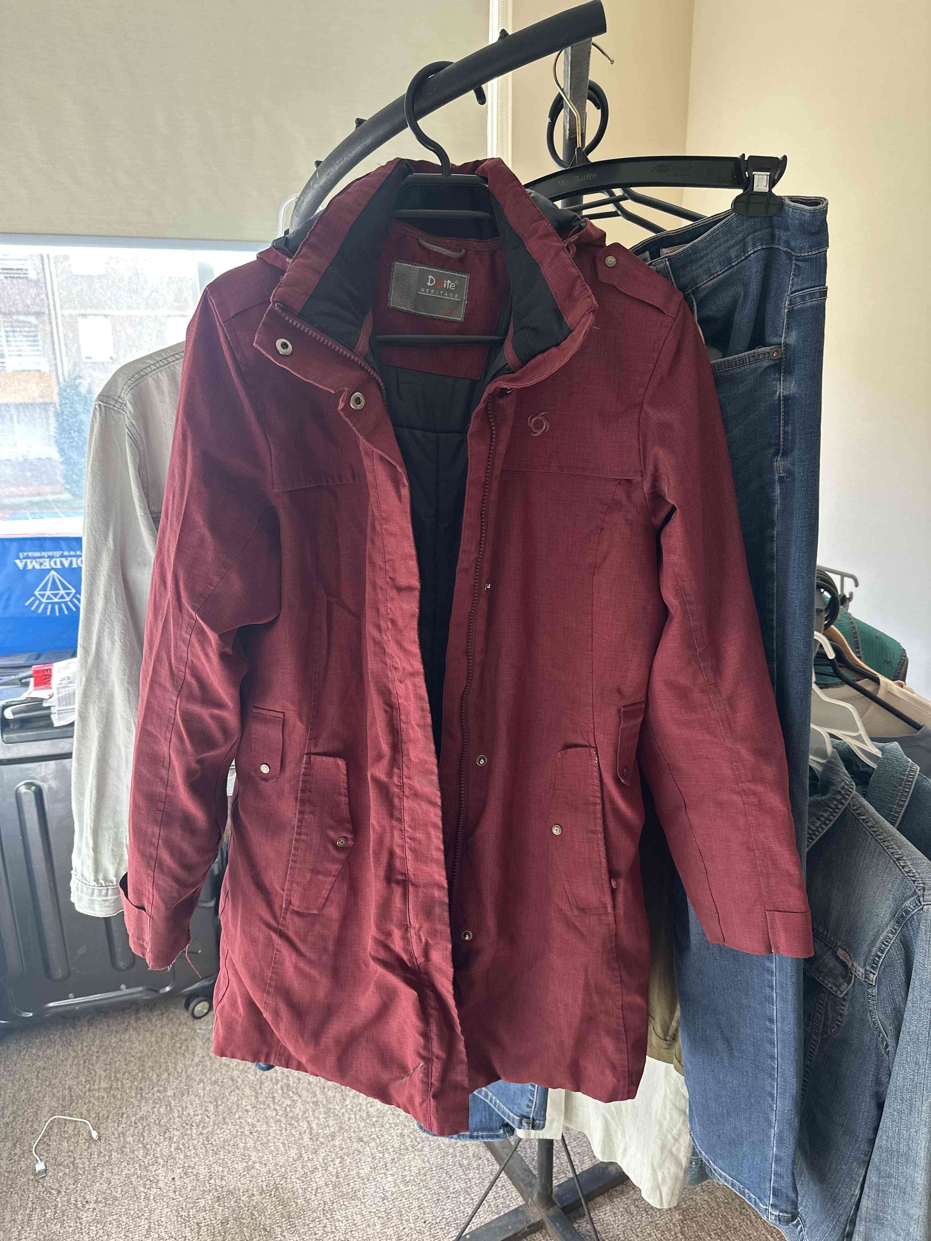 Parka burdeo con capucha