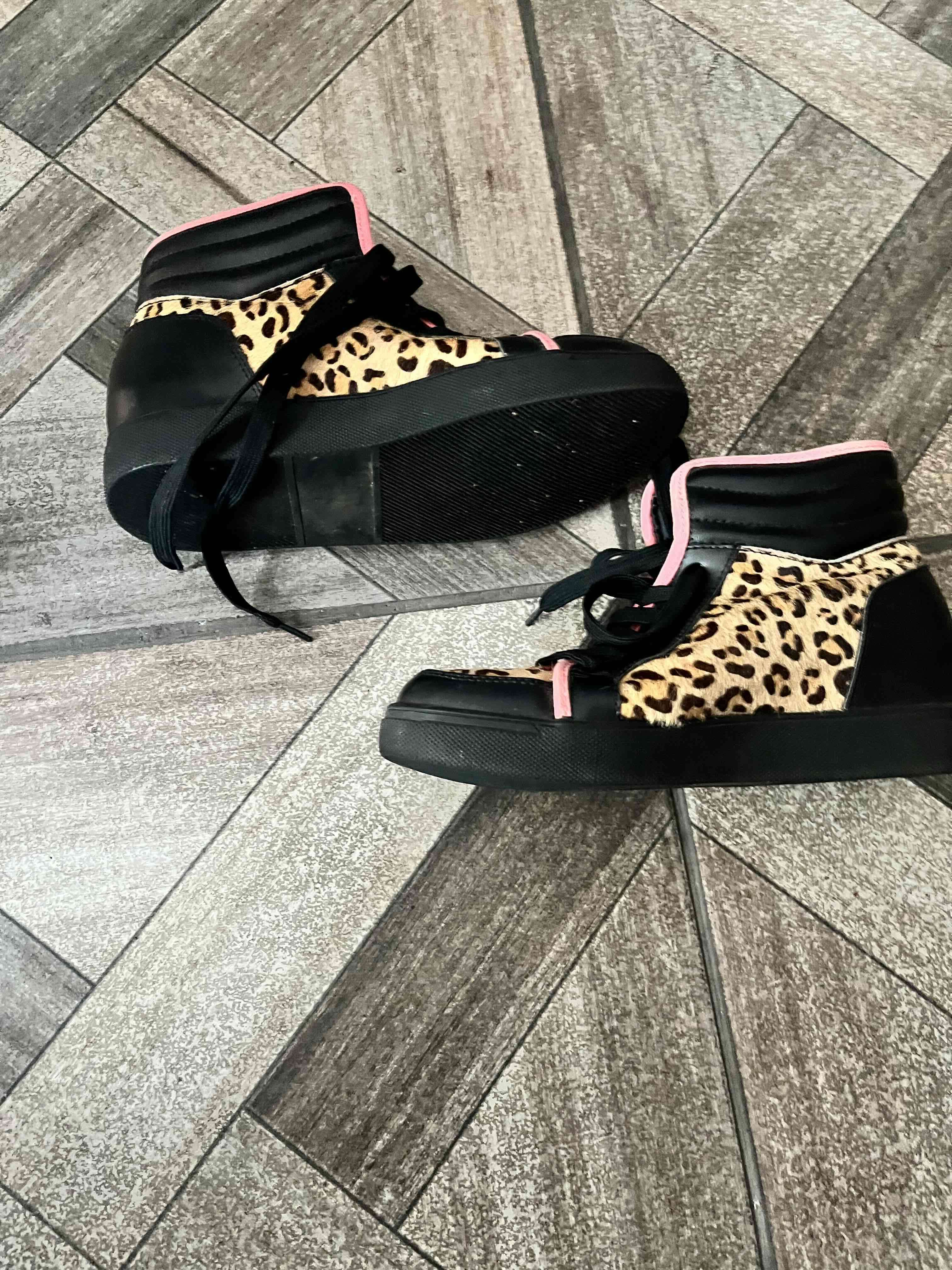 Zapatillas negras con estampado leopardo