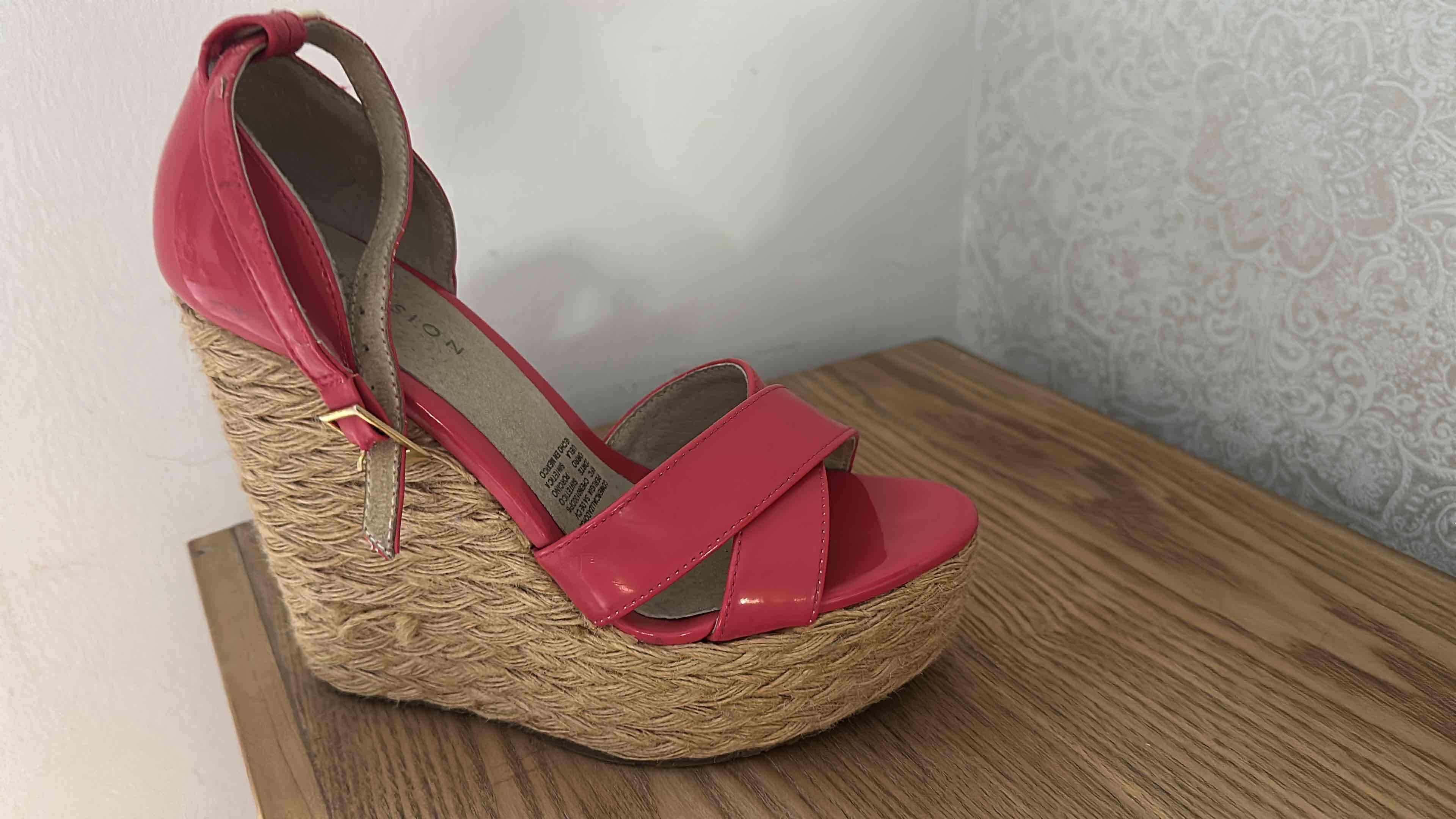 Sandalias con plataforma fucsia