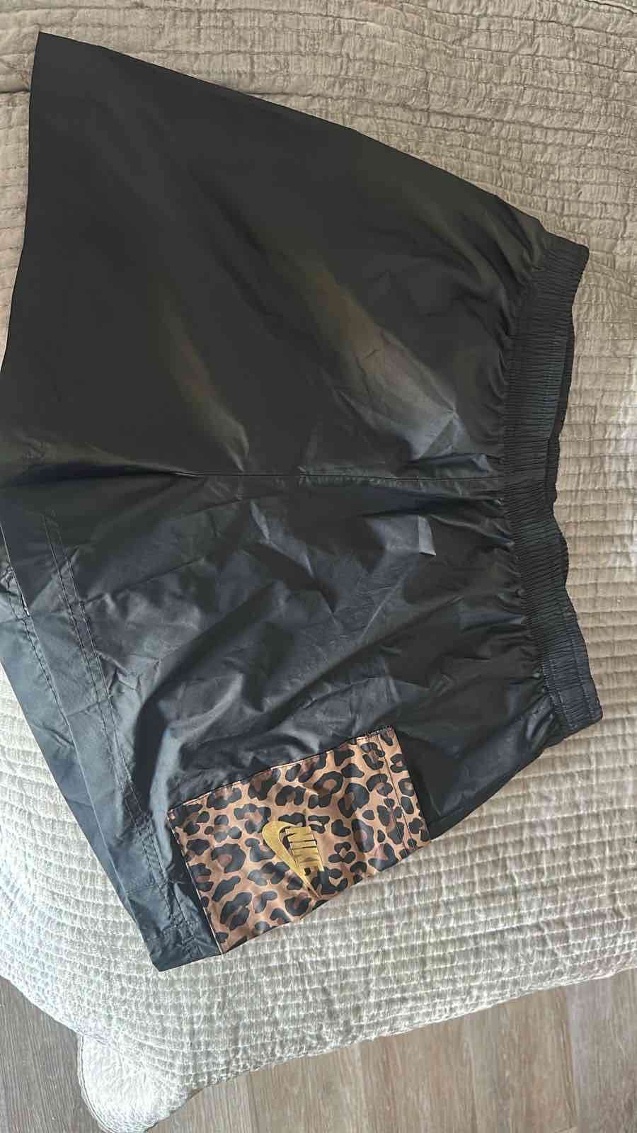 Short deportivo con detalle animal print