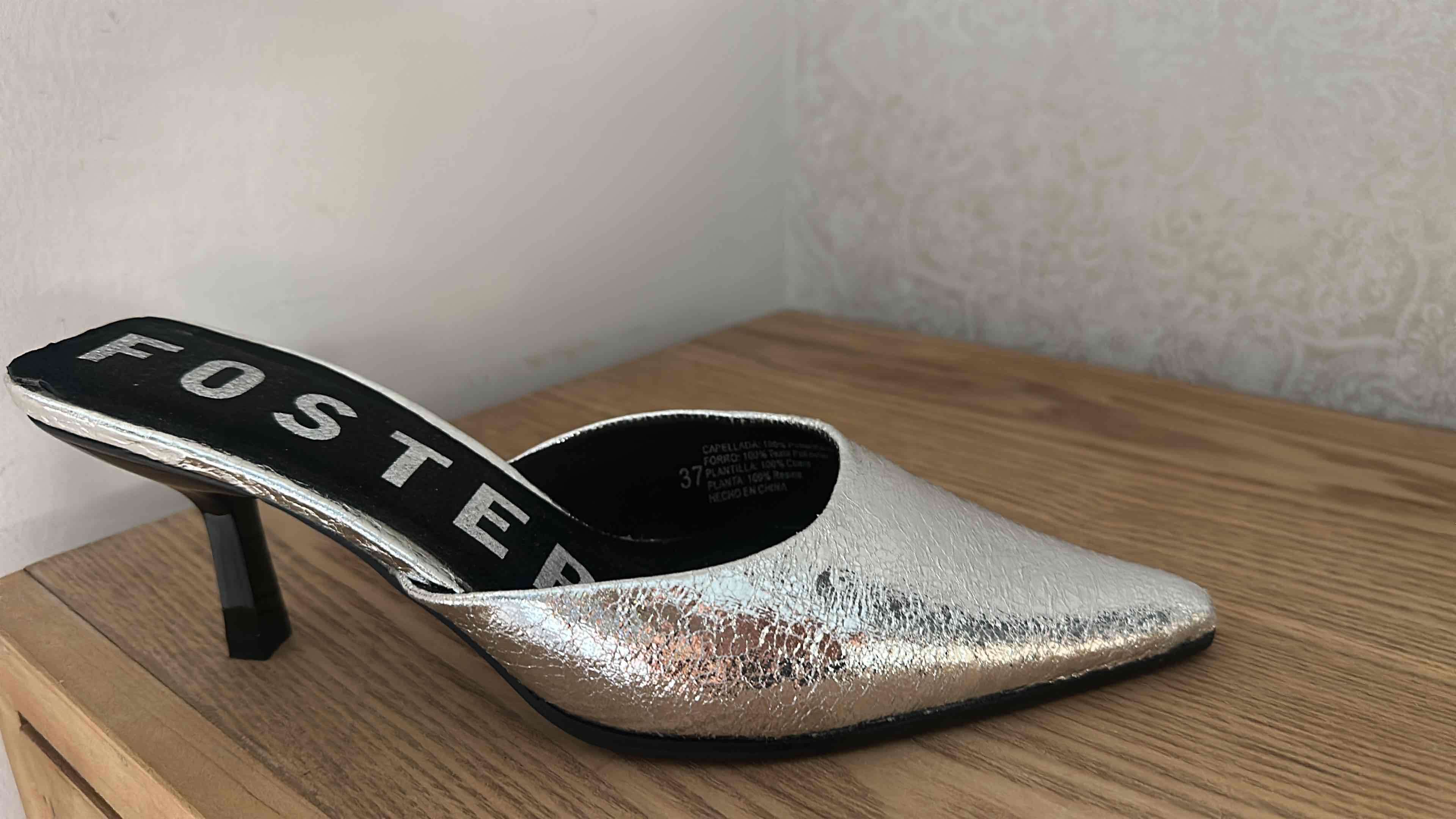 Zapato de taco metalizado plateado