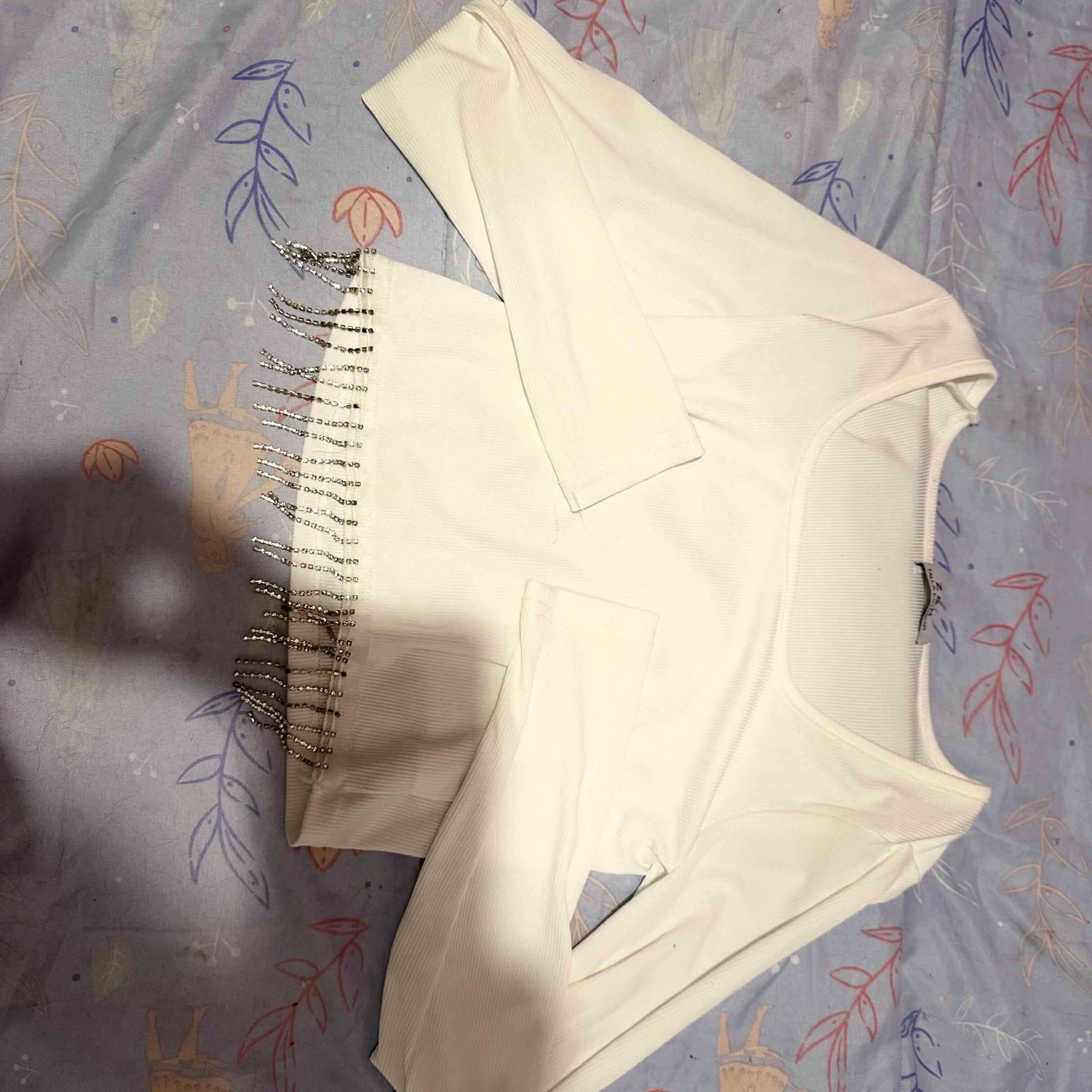 Polera blanca con flecos